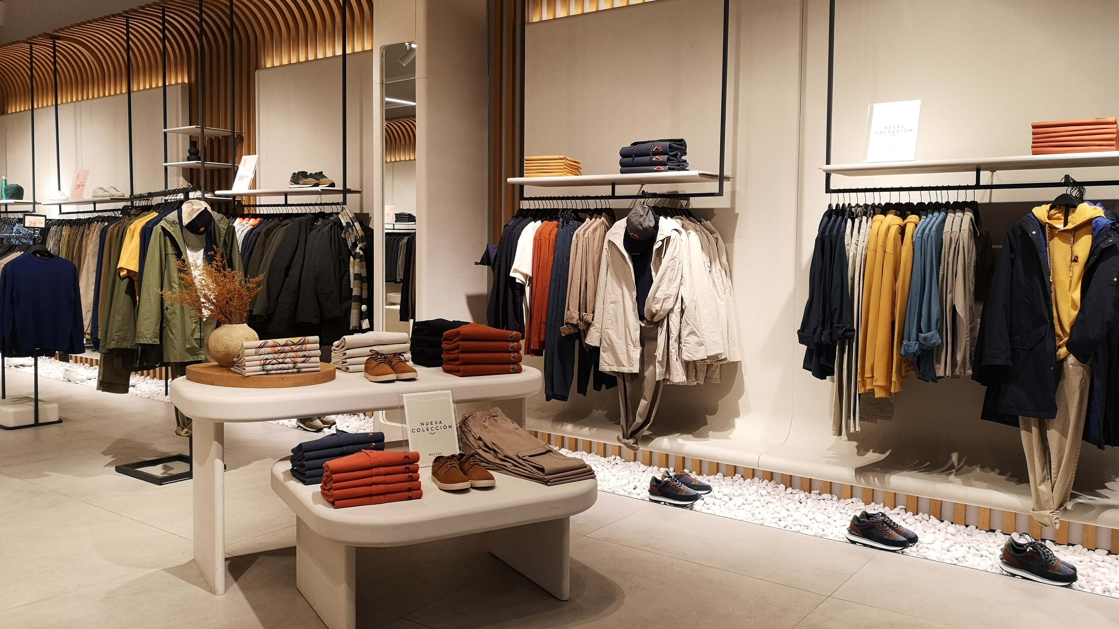 Interior de una tienda de moda masculina Boston.