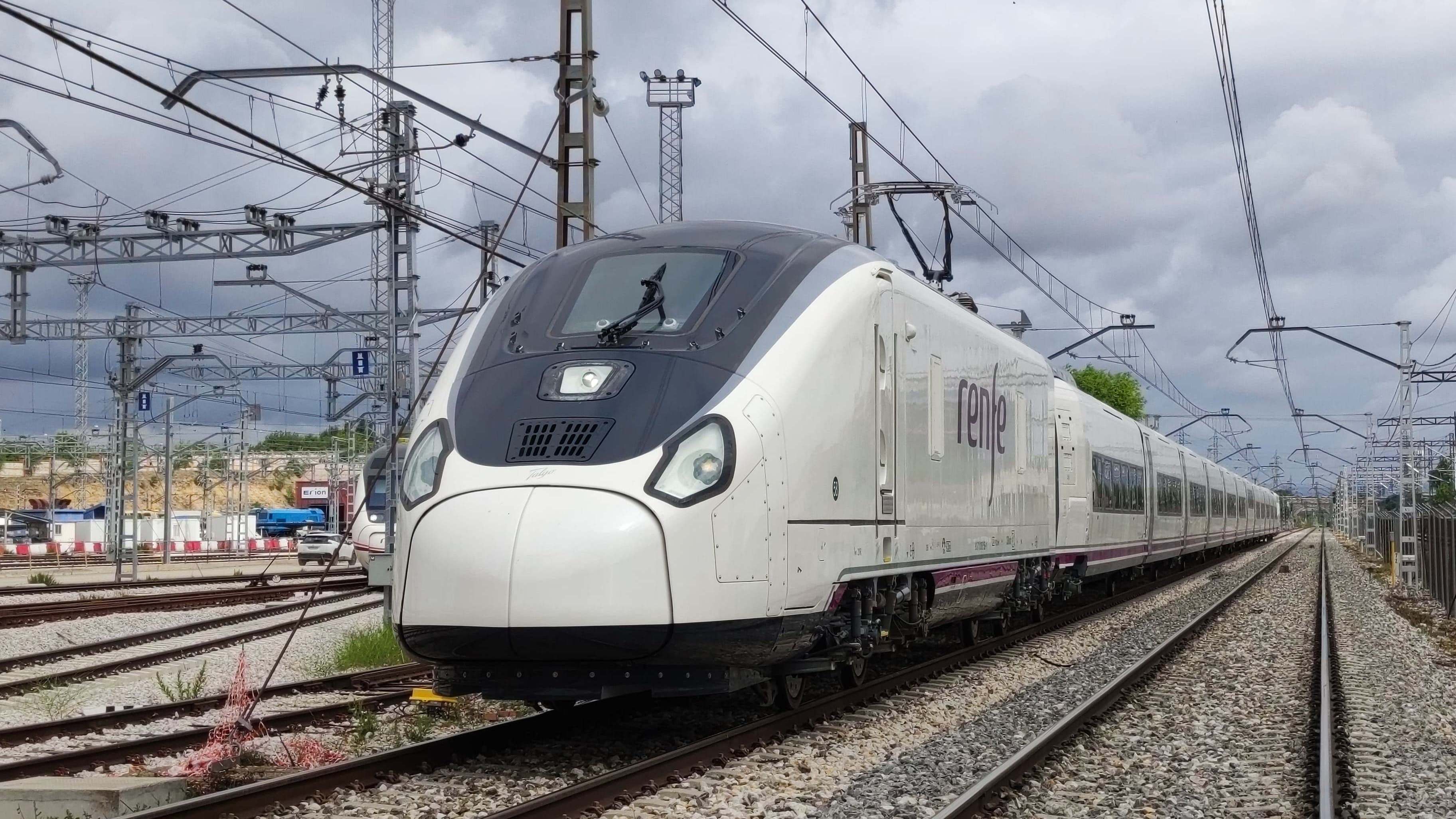 Tren Avril de Talgo adquirido por Renfe en pruebas en Madrid. / J.E.