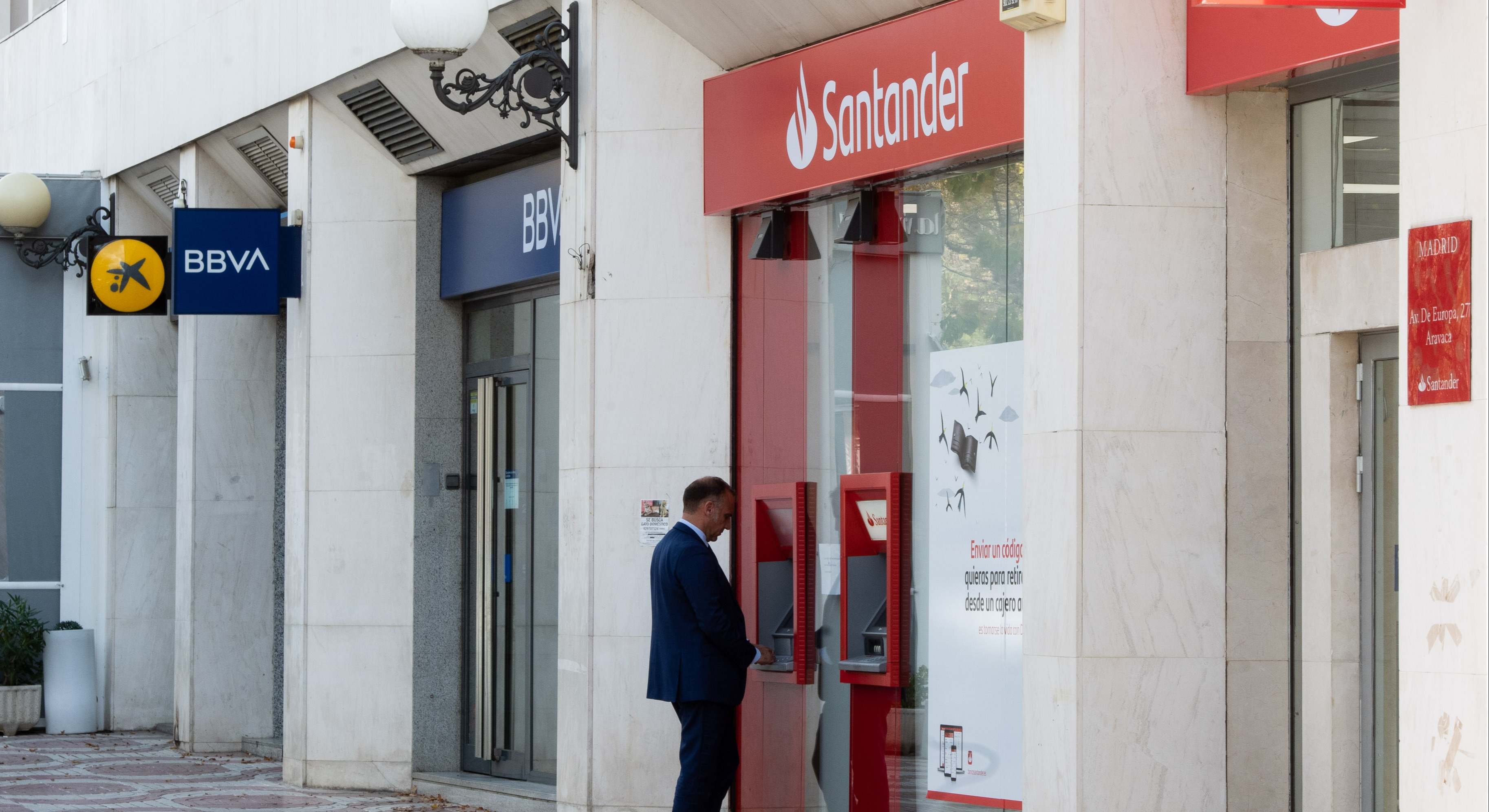 Varias sucursales bancarias en una calle