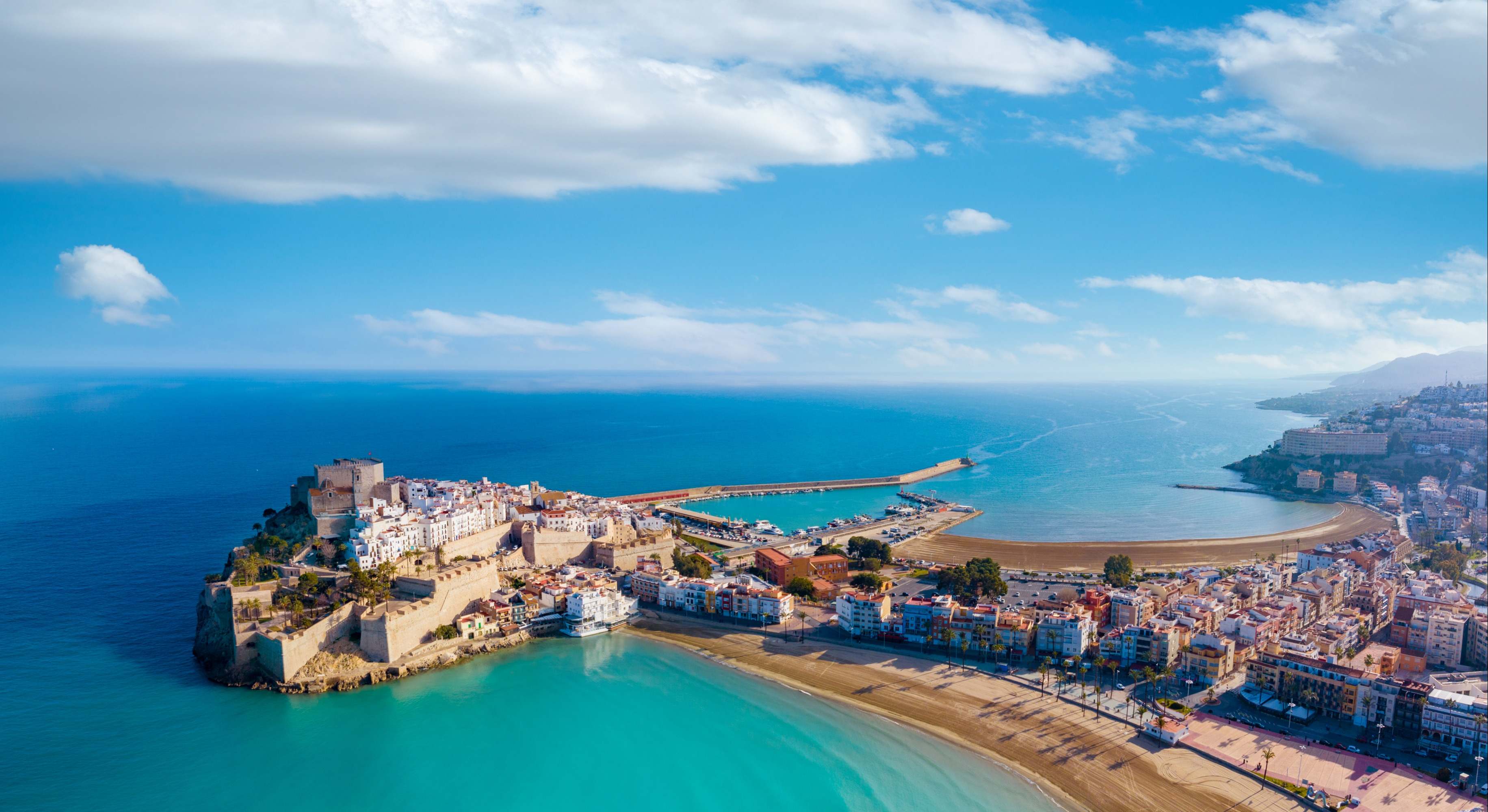 Vista aérea de la playa de Peñíscola Skyline en Castellón en el mar Mediterráneo de España