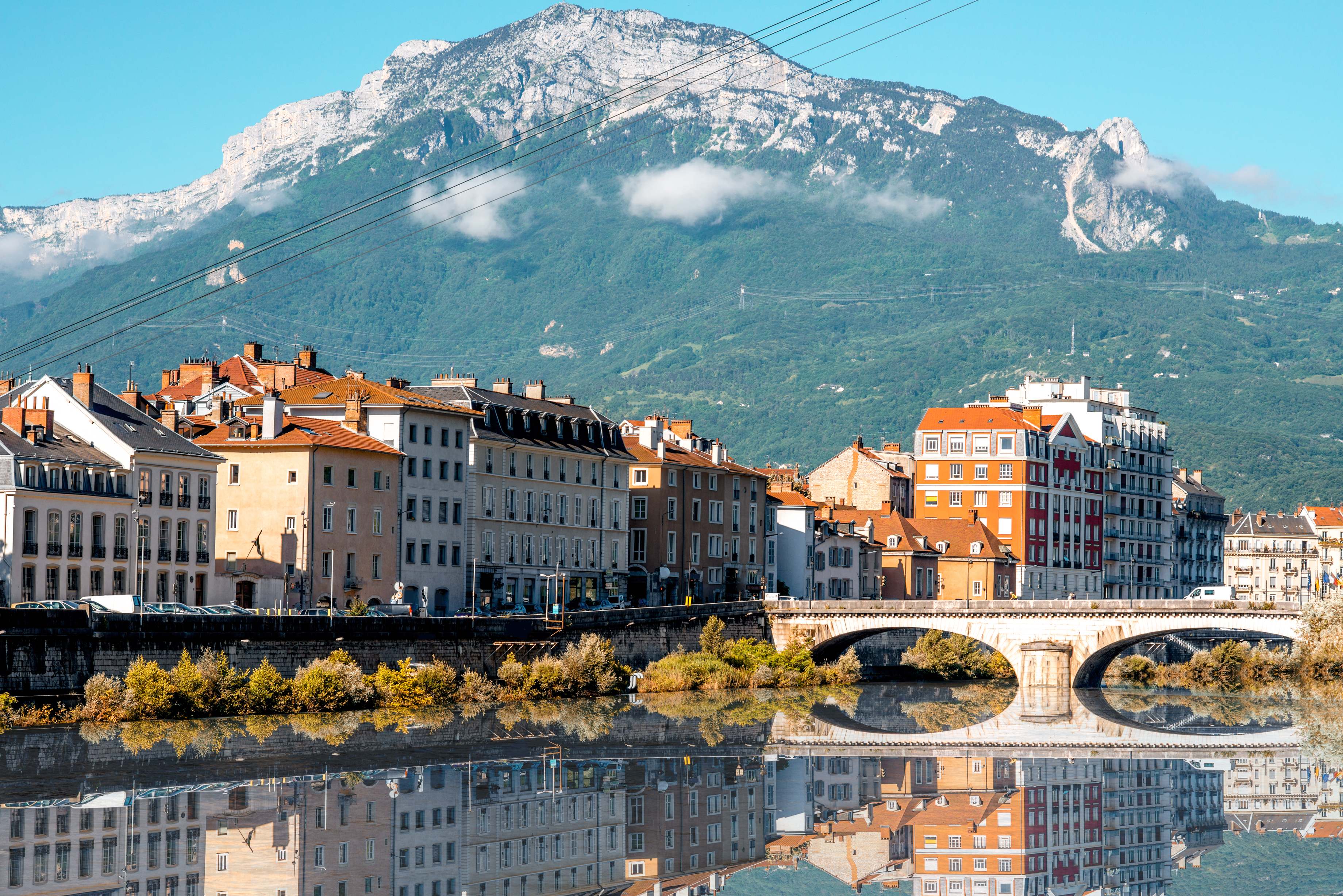 Grenoble con los Alpes de fondo