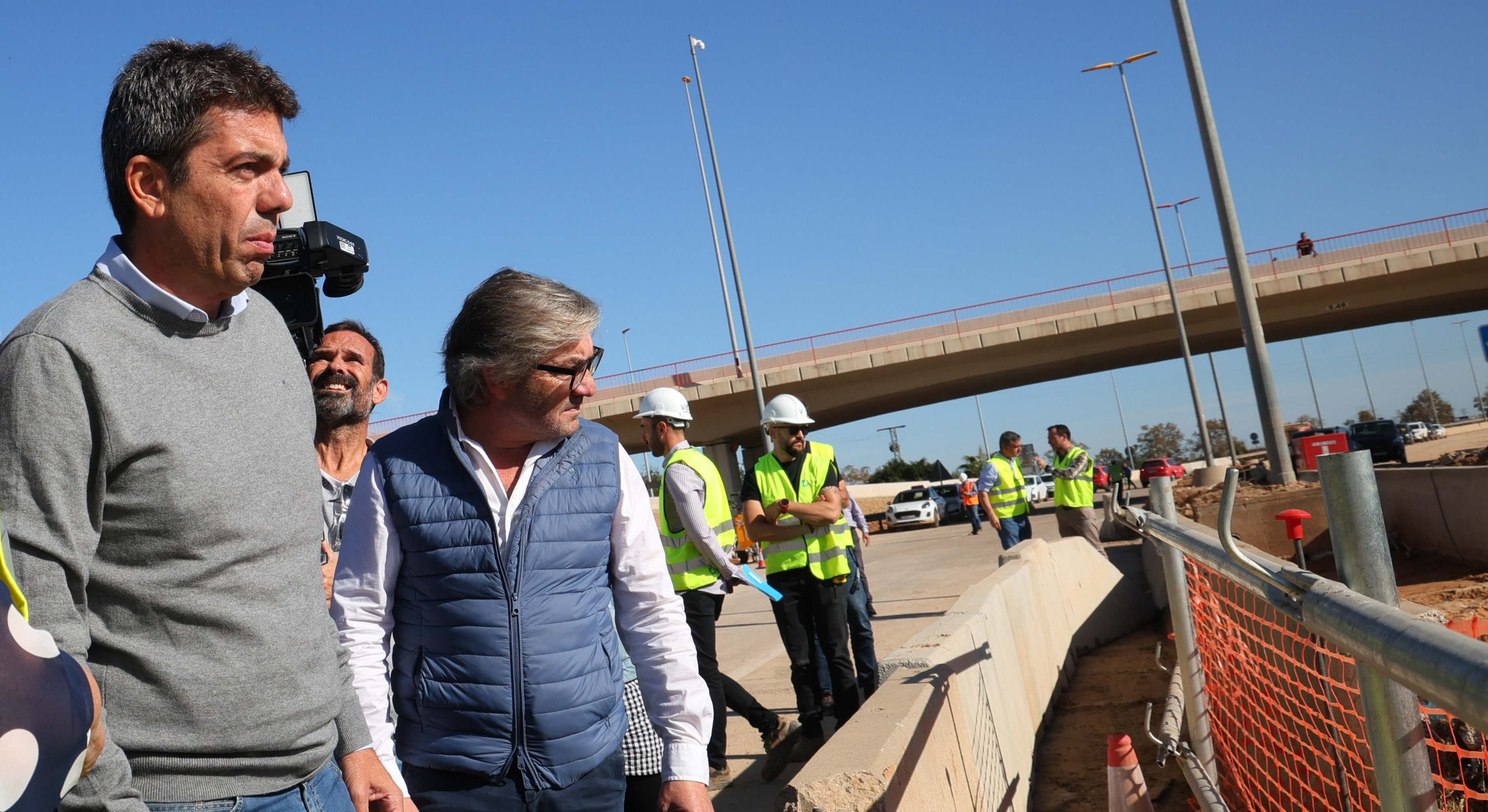 Mazón durante su visita a unas obras de emergencia en el sur de Valencia.