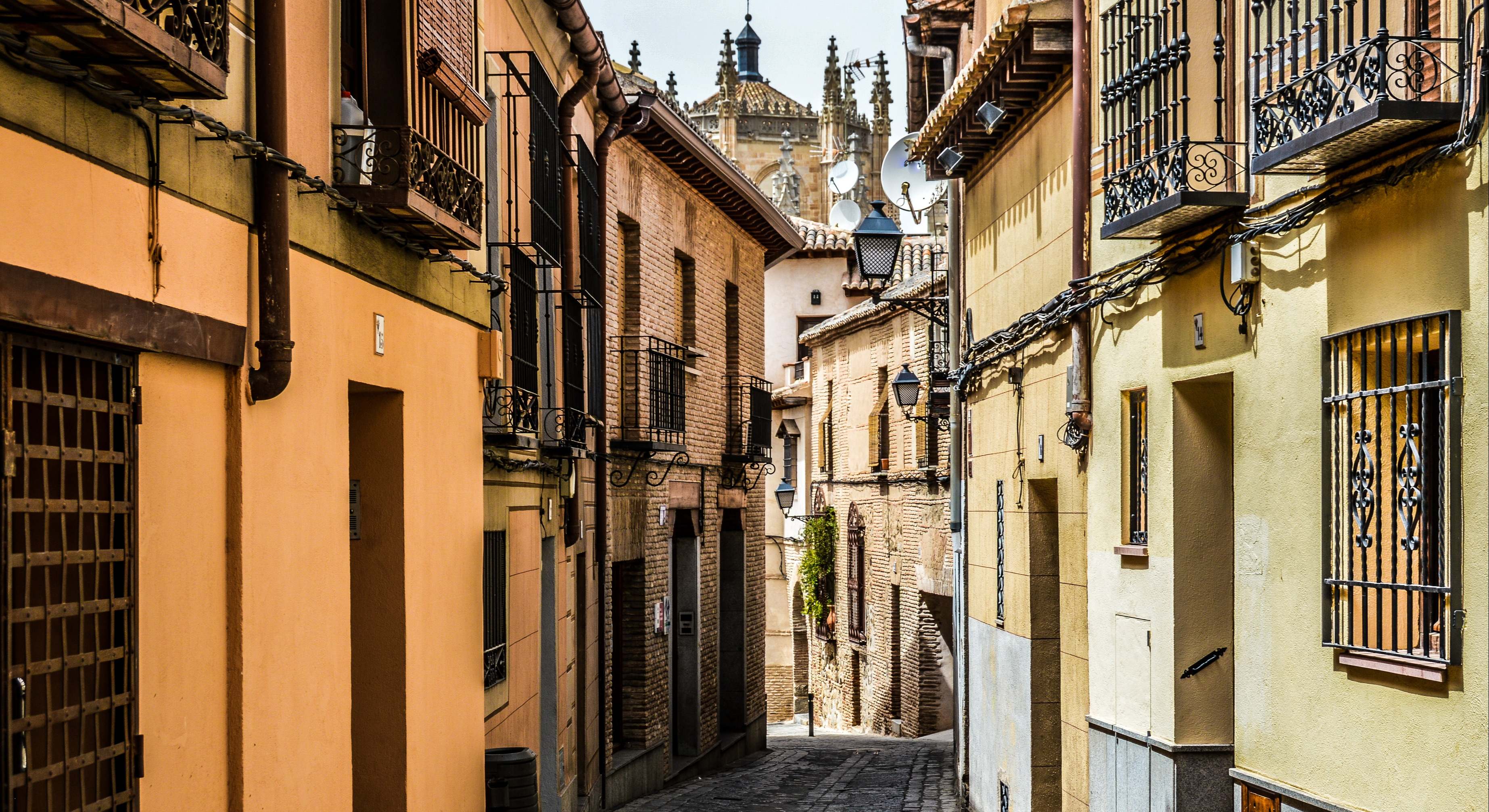 Adiós a los "paraguas" de los free tour: esta es la primera ciudad española que toma medidas regulando el turismo con una ordenanza municipal