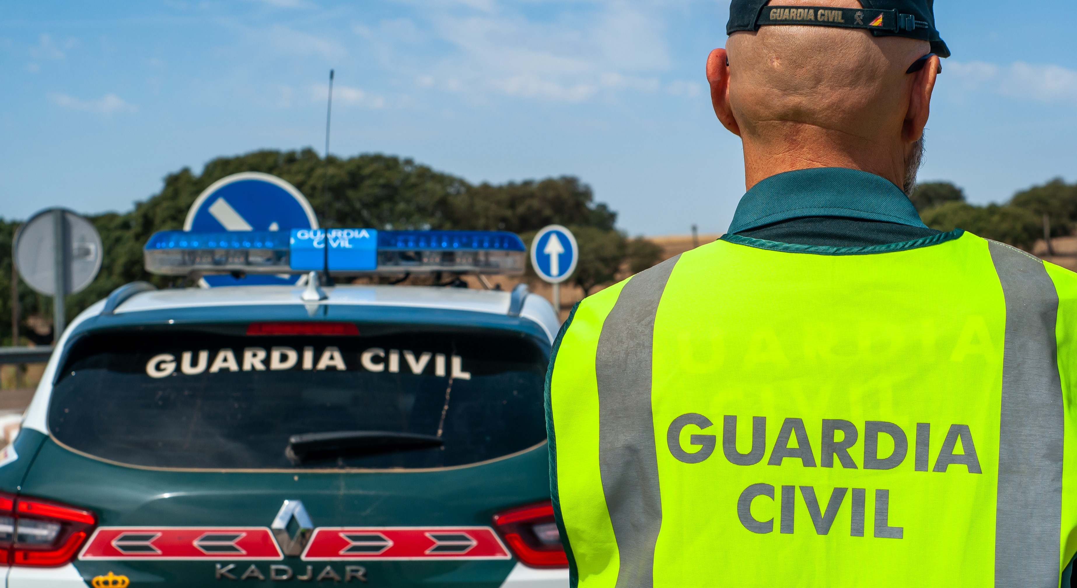 Agente de la Guardia Civil de espaldas