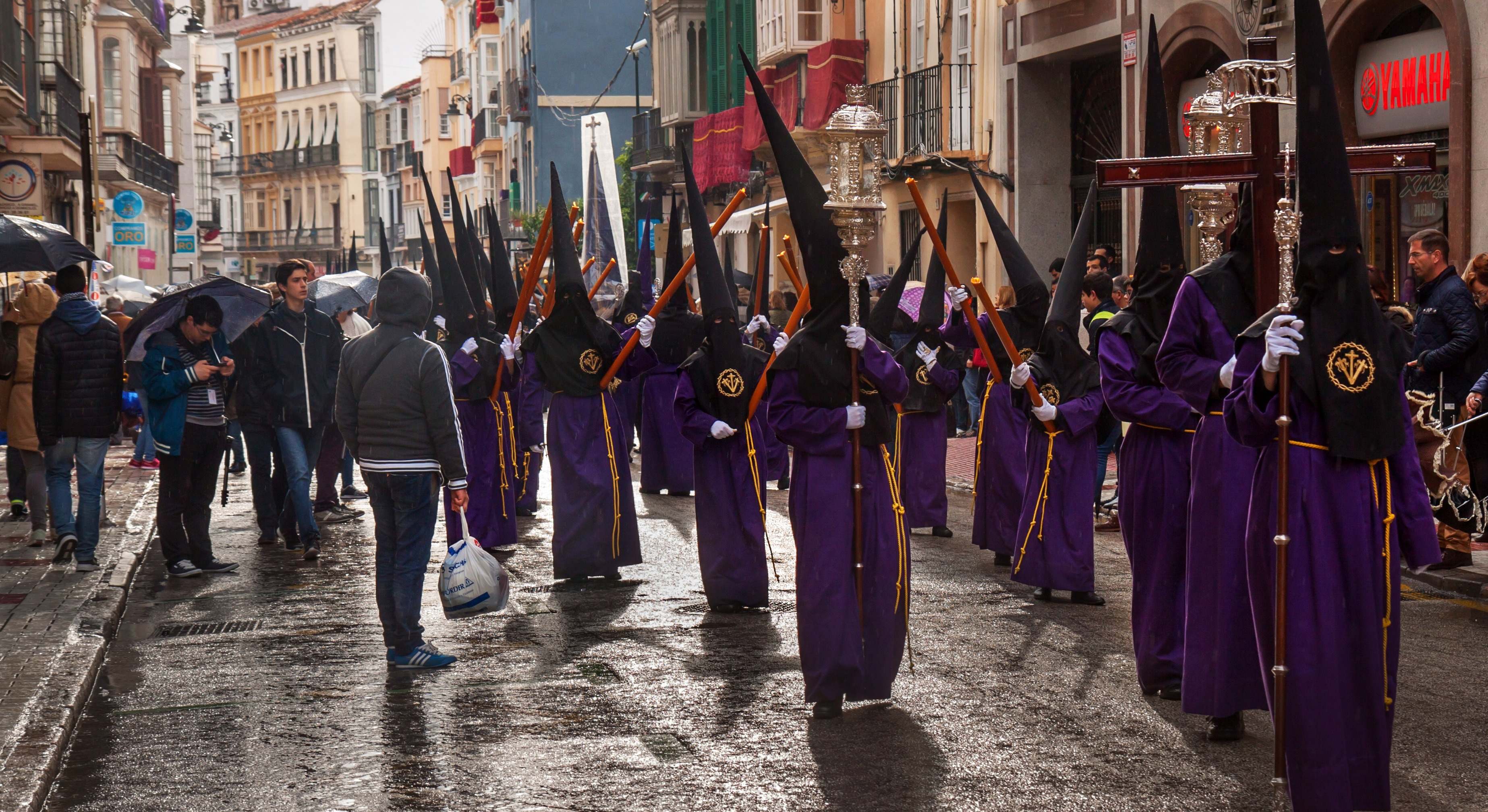 Lluvias durante una procesión de la Semana Santa en Málaga. / Foto: iStock