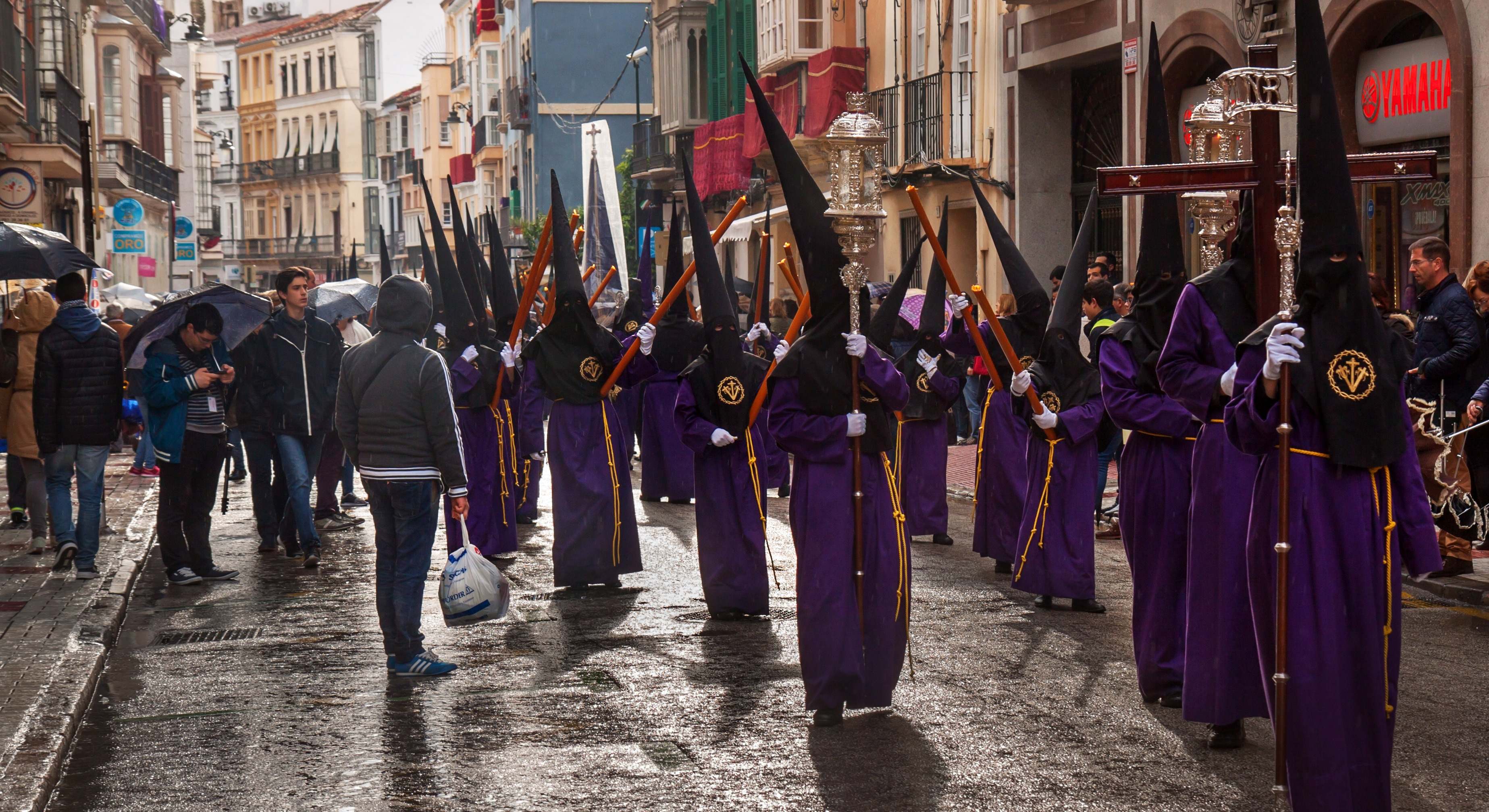 Lluvias durante una procesión de Semana Santa en Málaga. / Foto: iStock