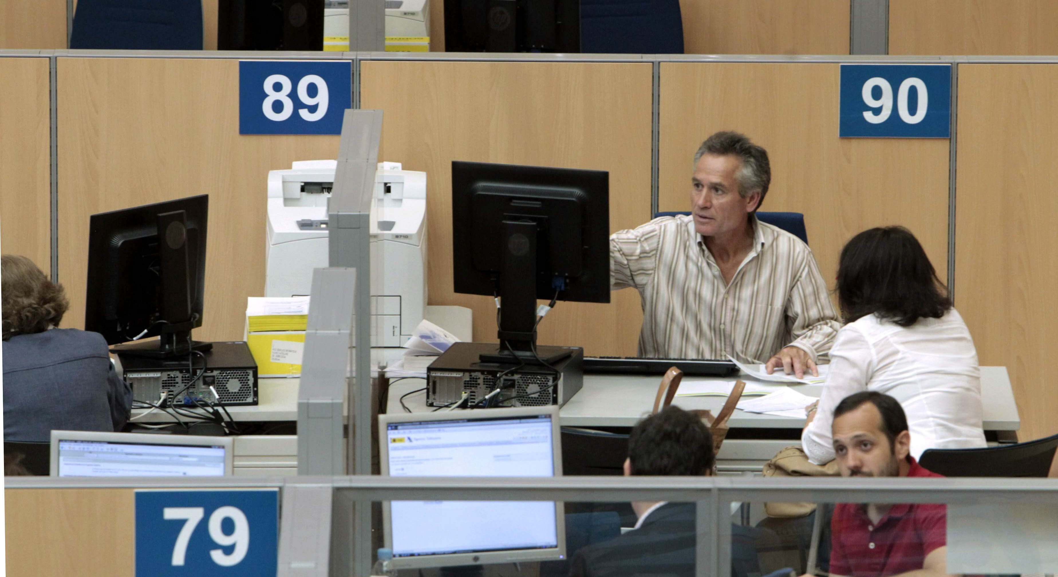 Funcionarios trabajando de cara al público