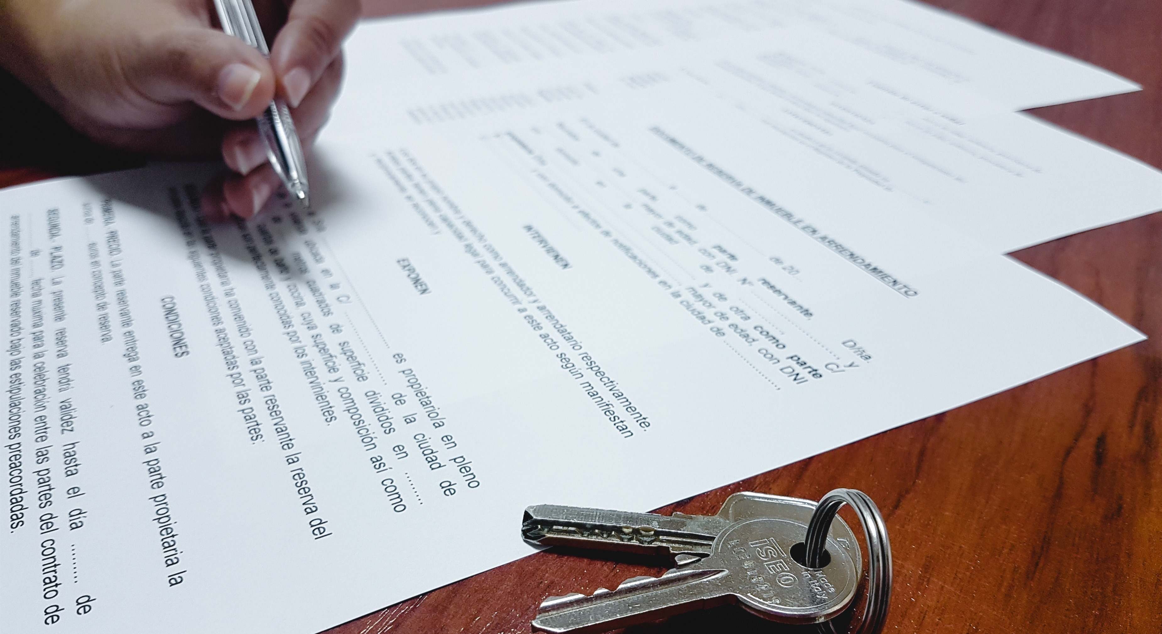 Formalización de la hipoteca mediante firma para la entrega de llaves. Foto: Europa Press