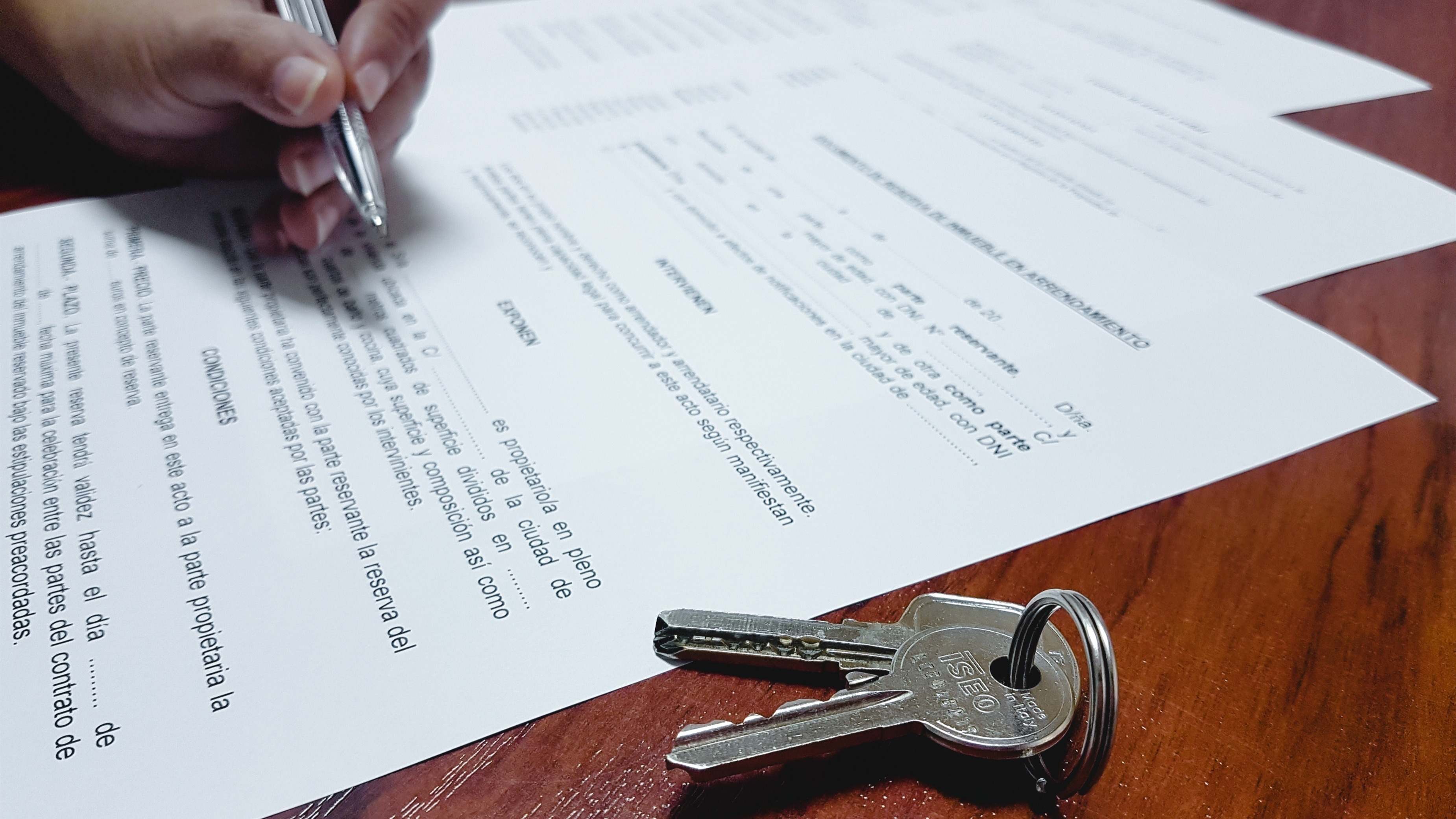 Firma de las condiciones de una hipoteca. Foto: EP