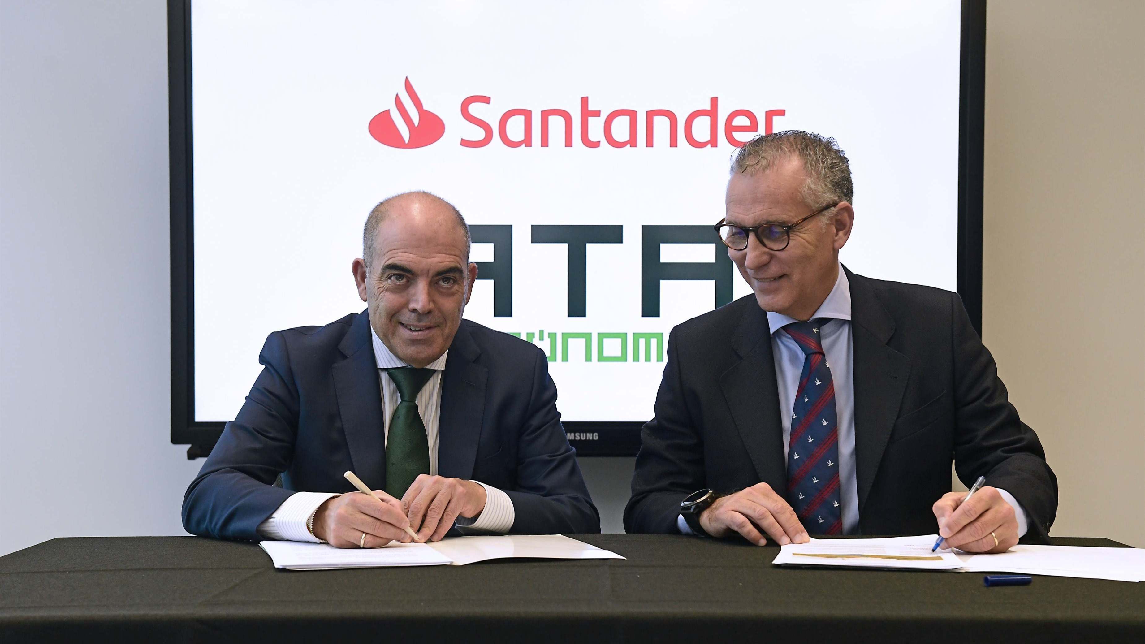 El presidente de ATA, Lorenzo Amor, y el director de la Red Comercial de Santander España, Antonio Valldecabres. Europa Press