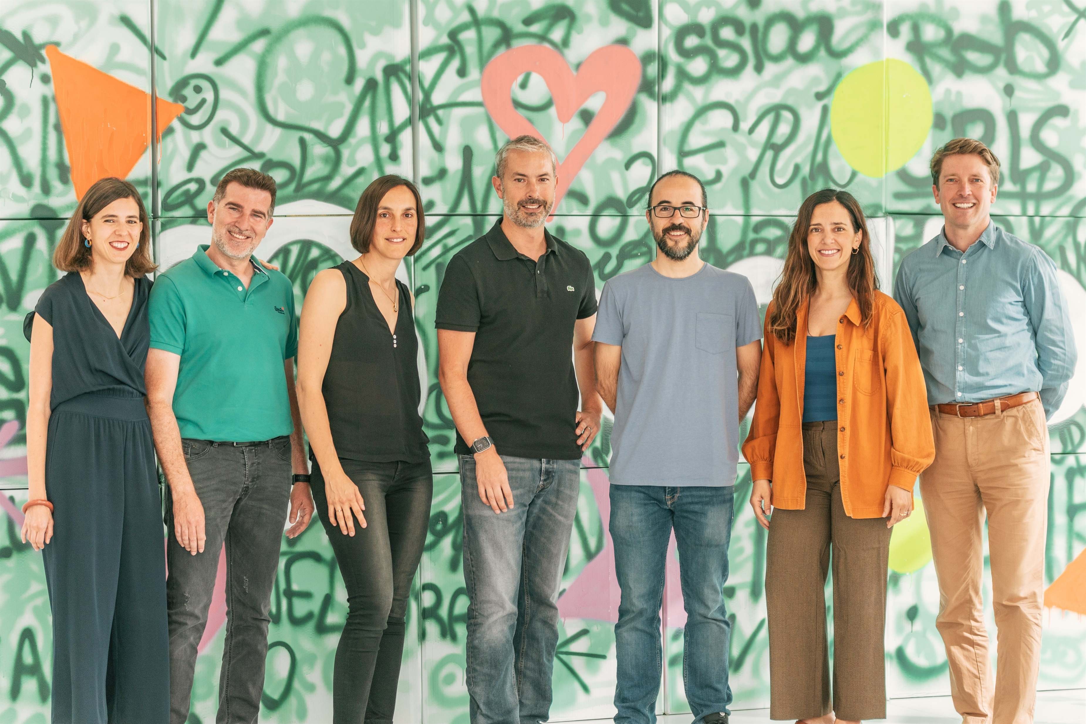 El consejero delegado de Wallapop, Rob Cassedy, junto al equipo de la plataforma. EP