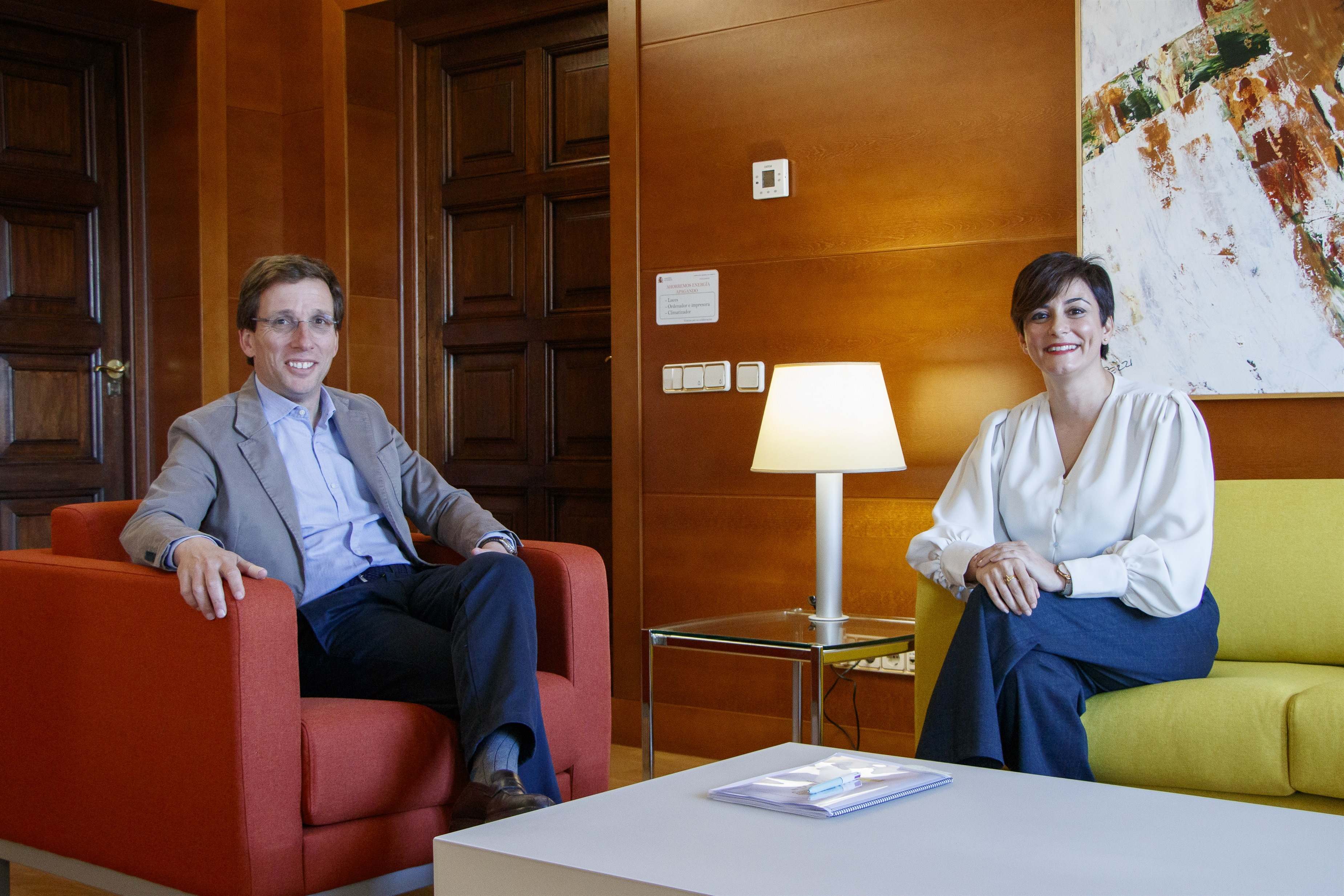 El alcalde de Madrid, José Luis Martínez-Almeida, y la ministra de Vivienda y Agenda Urbana, Isabel Rodríguez