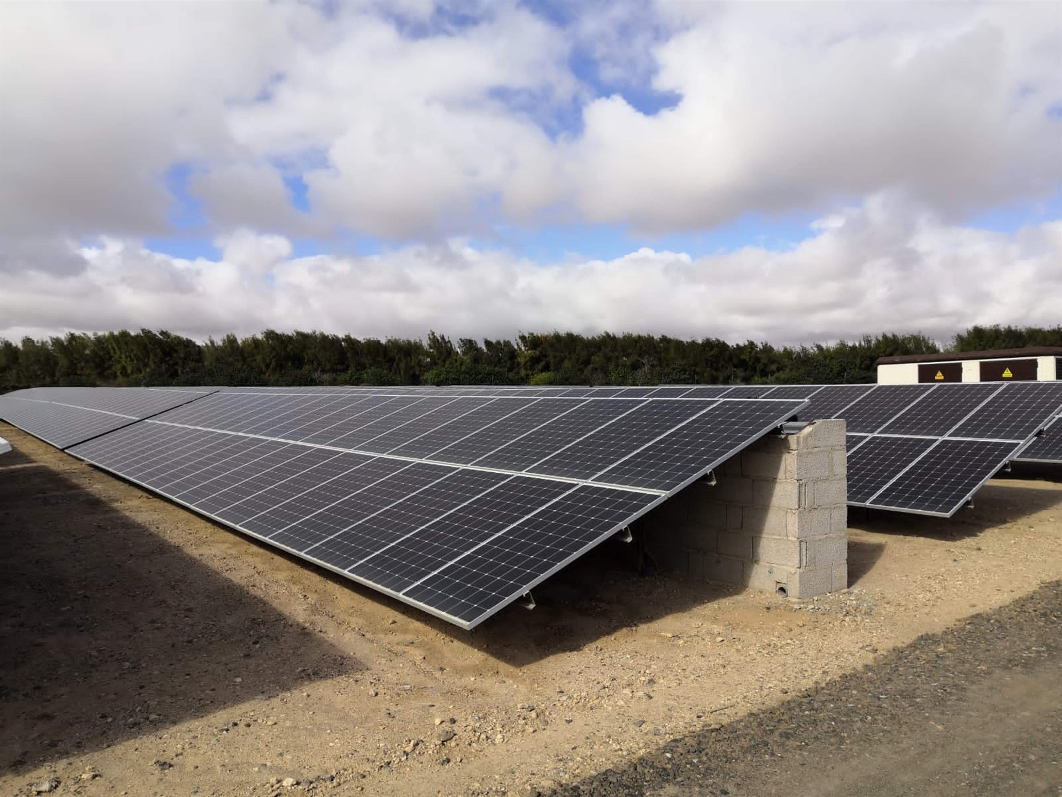 EuropaPress_3472314_aeropuerto_fuerteventura_puesto_marcha_primera_plantas_solares.jpg