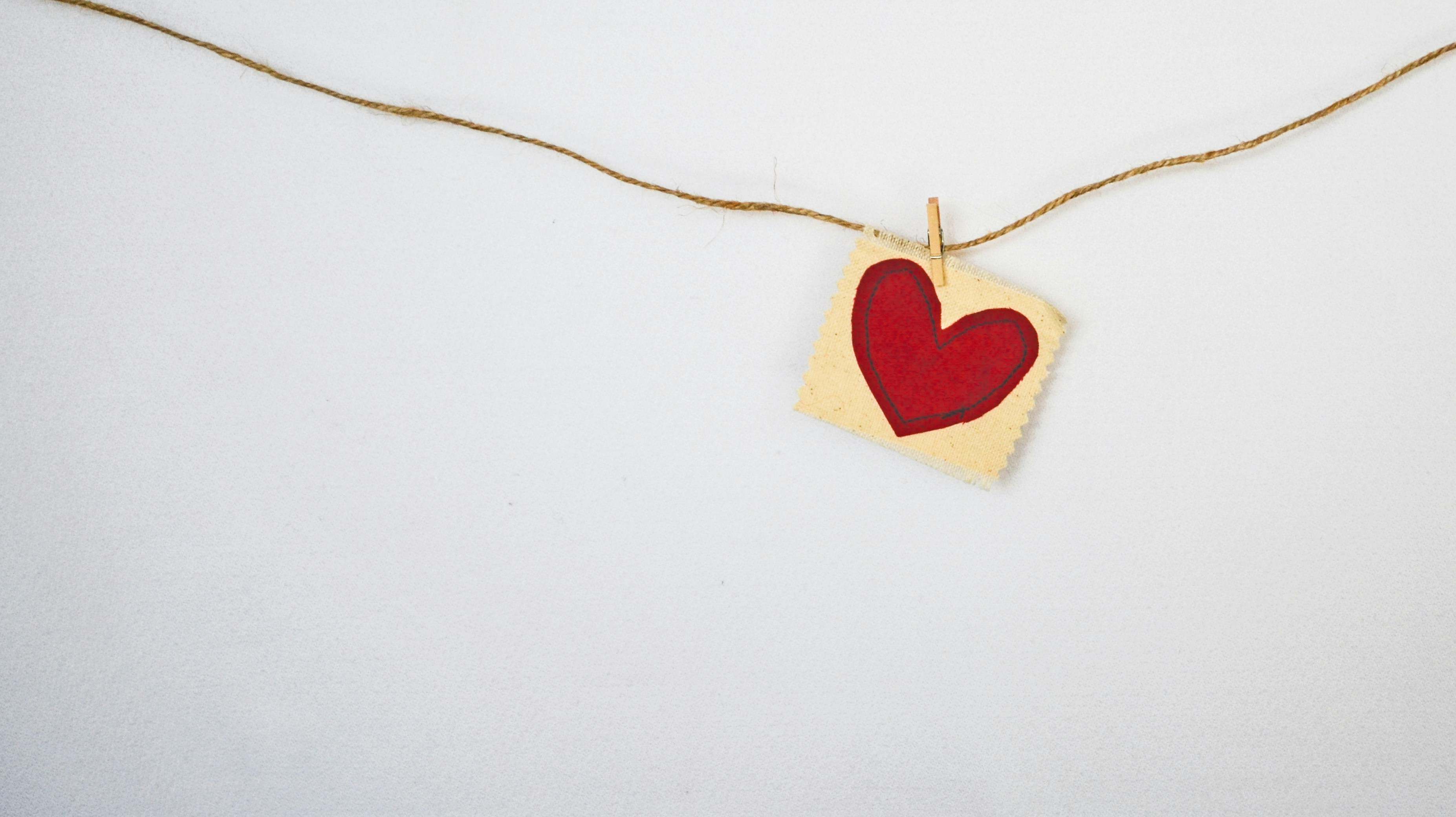 Un corazón dibujado 'cogido' con una pinza