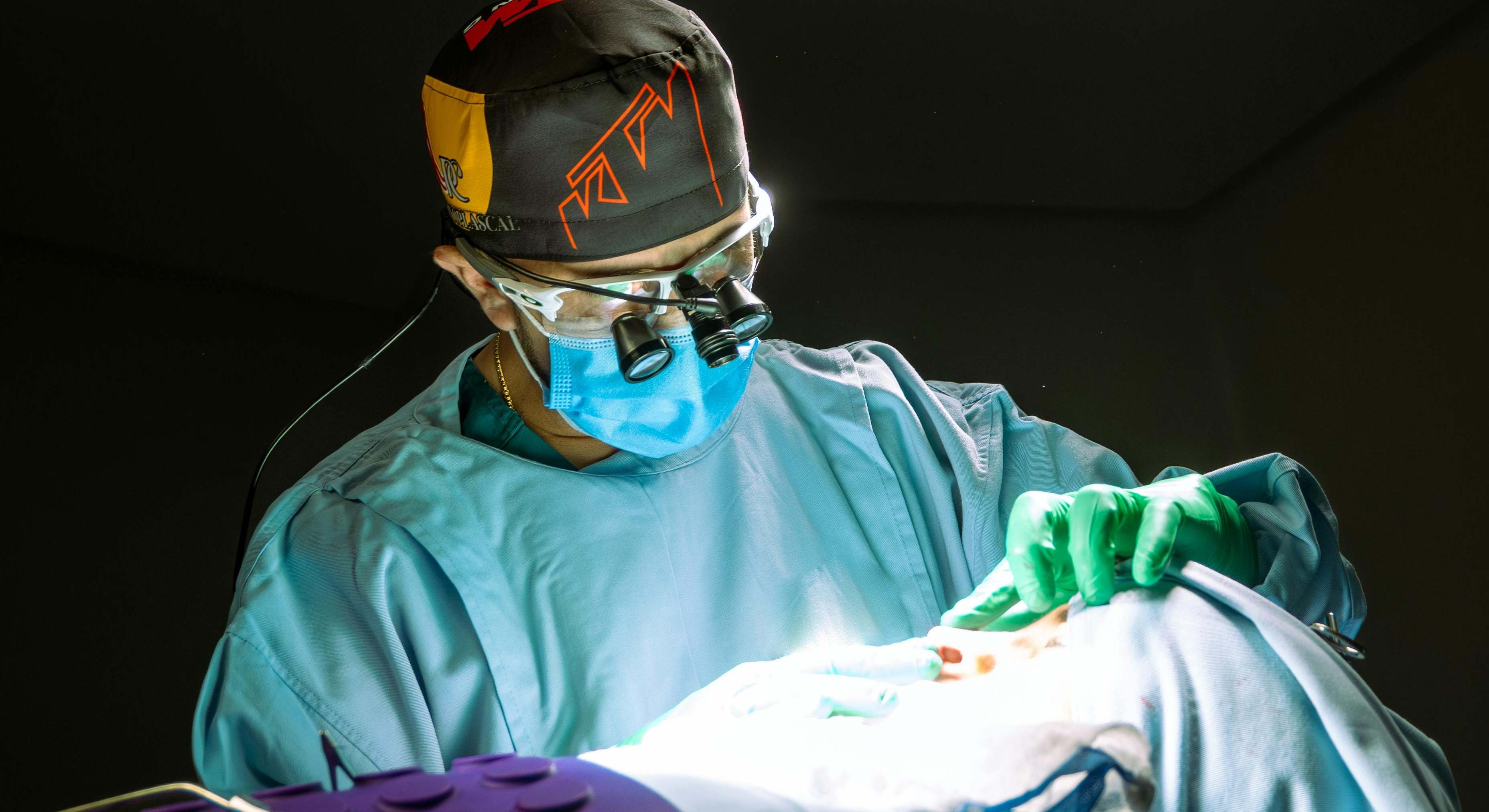 La quimioterapia es un tipo de tratamiento del cáncer que usa fármacos para destruir células cancerosas