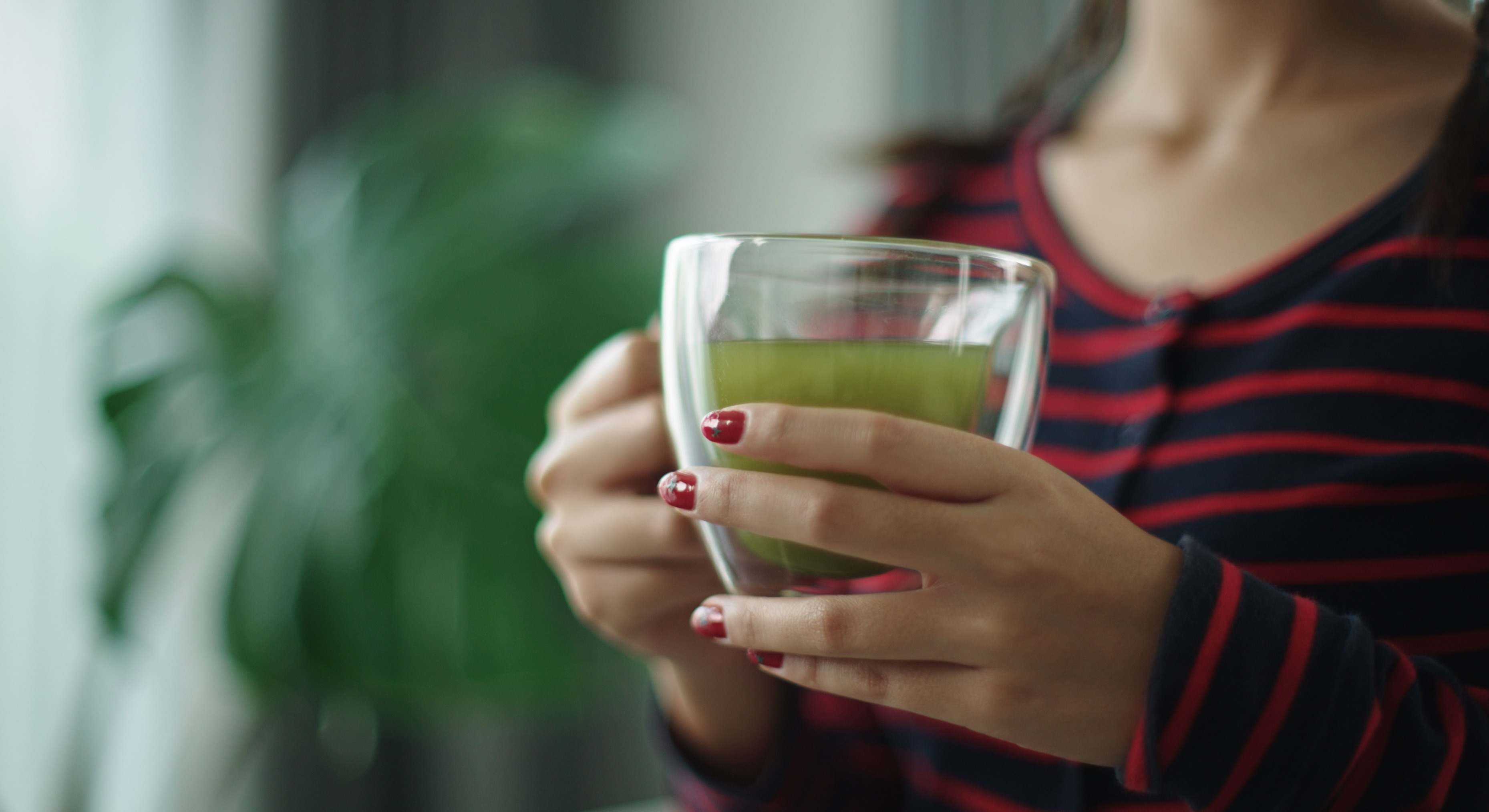 Mujer tomando una infusión