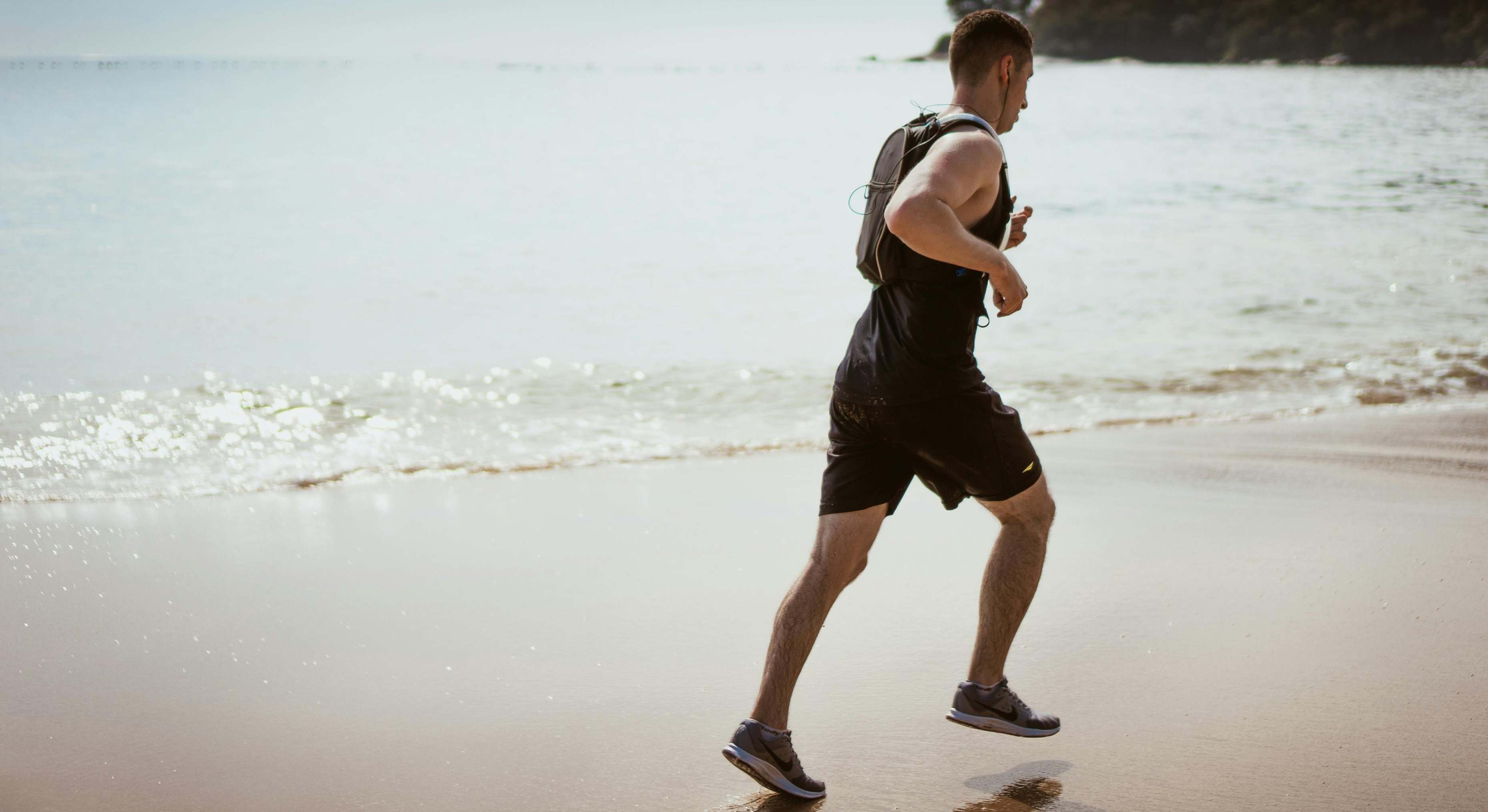 Un hombre corre por la playa