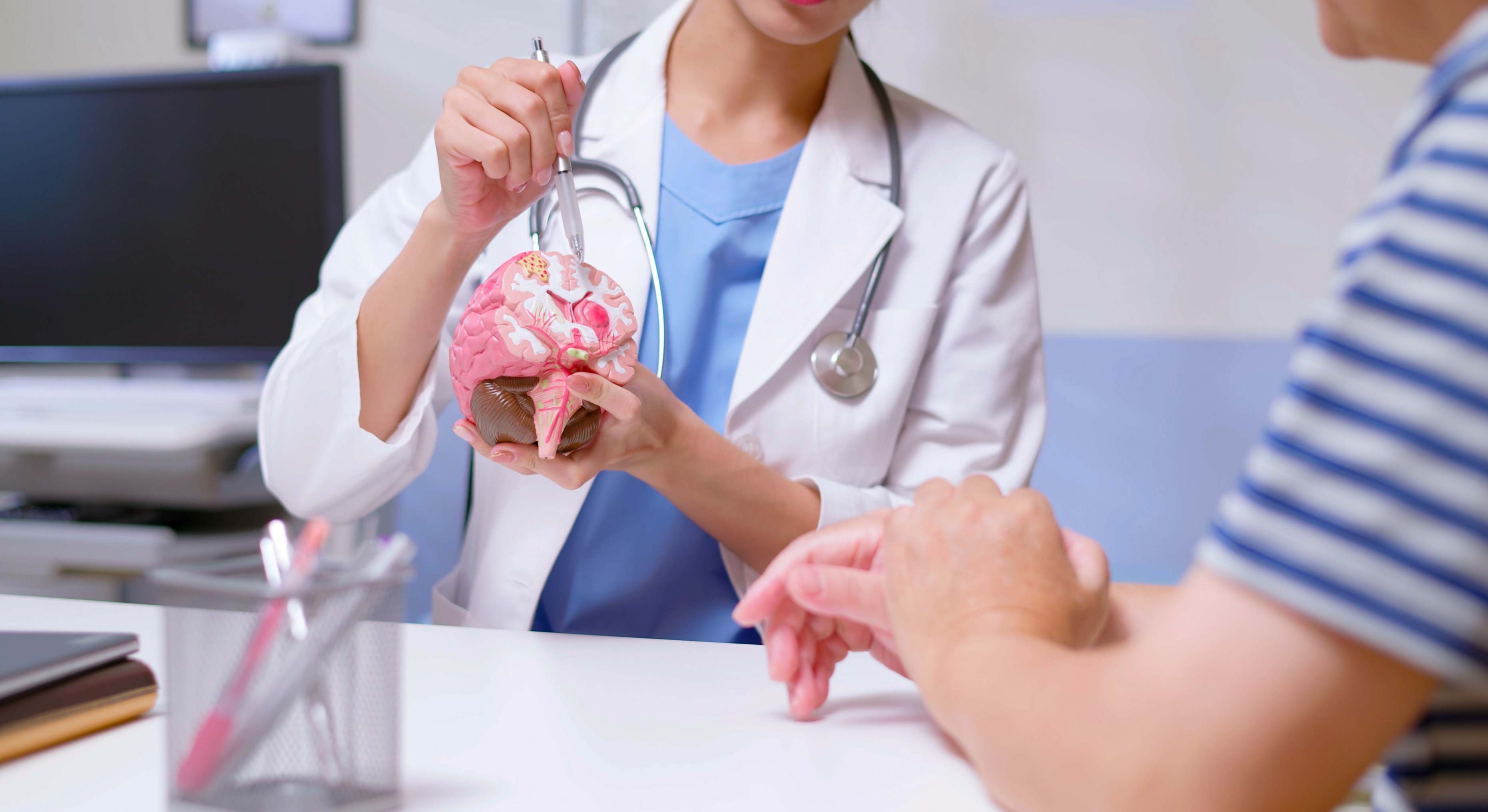 Médica explicando a paciente el funcionamiento del cerebro