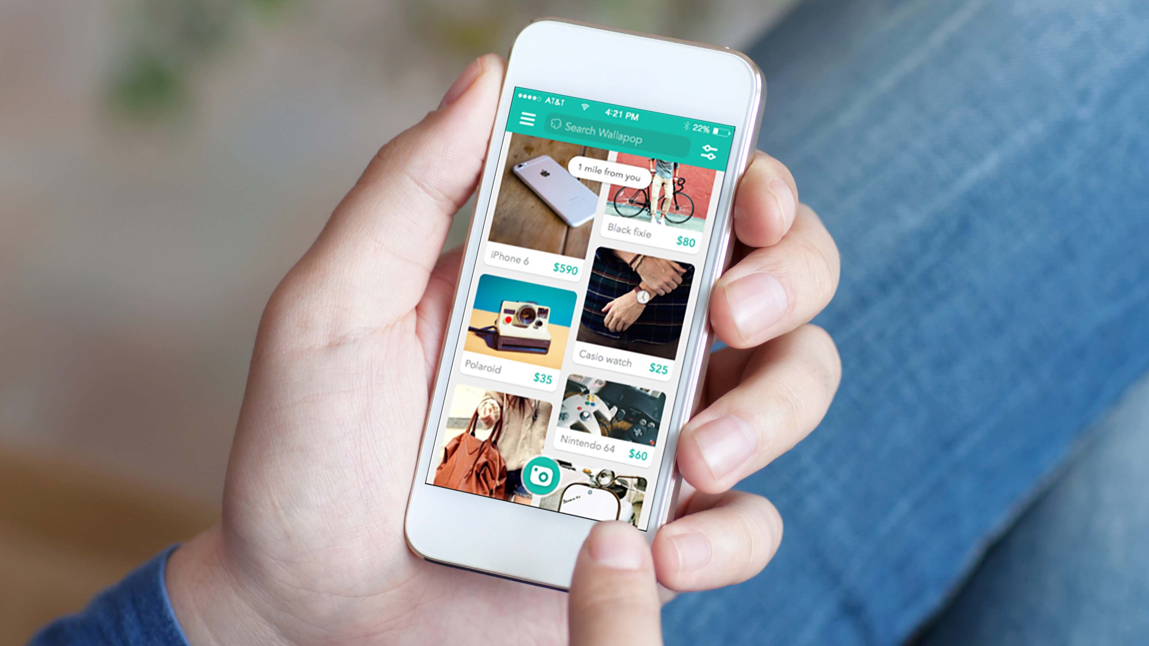Una persona mira Wallapop desde su móvil