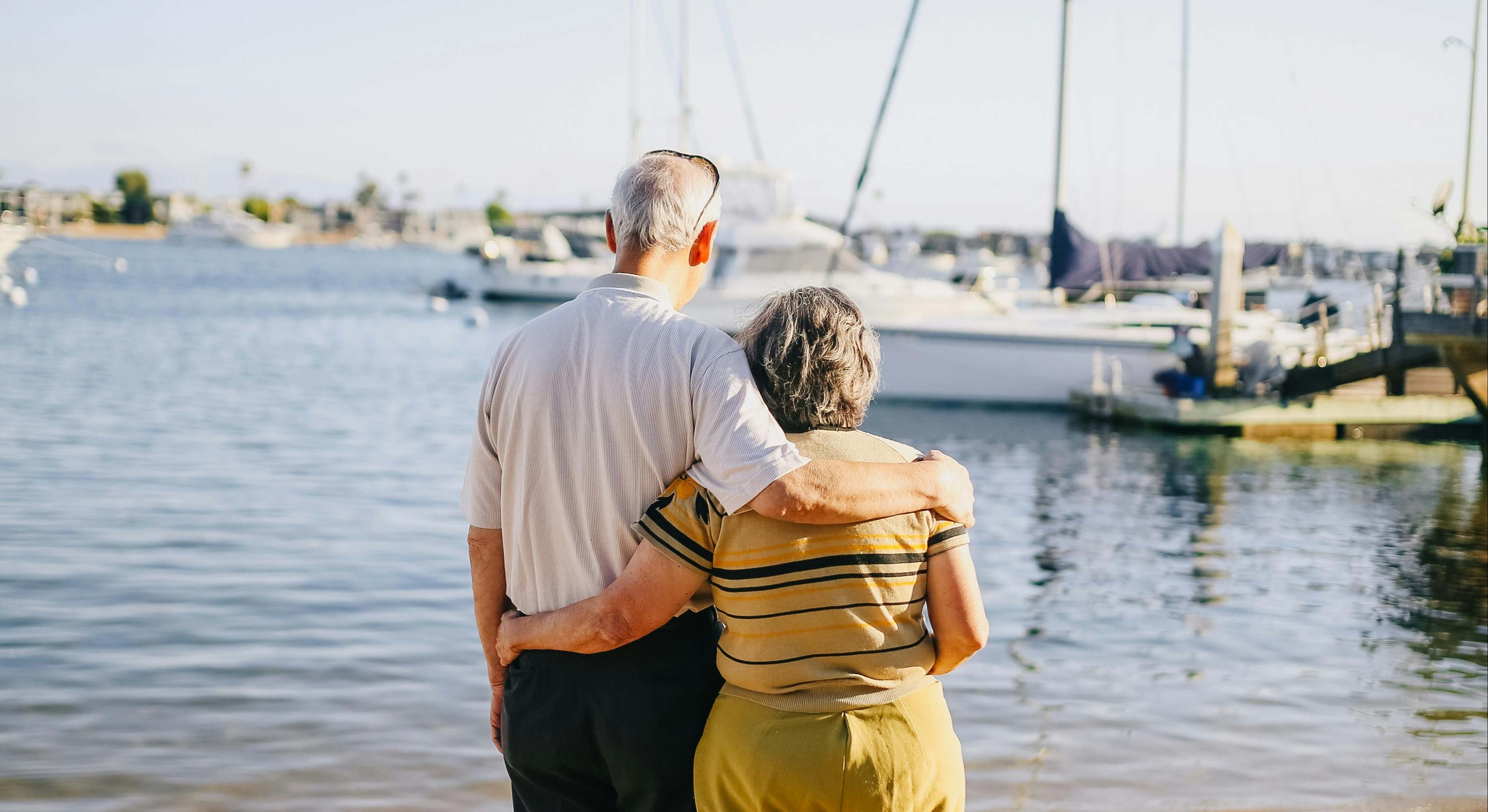 Una pareja de avanzada edad disfruta de una playa en España
