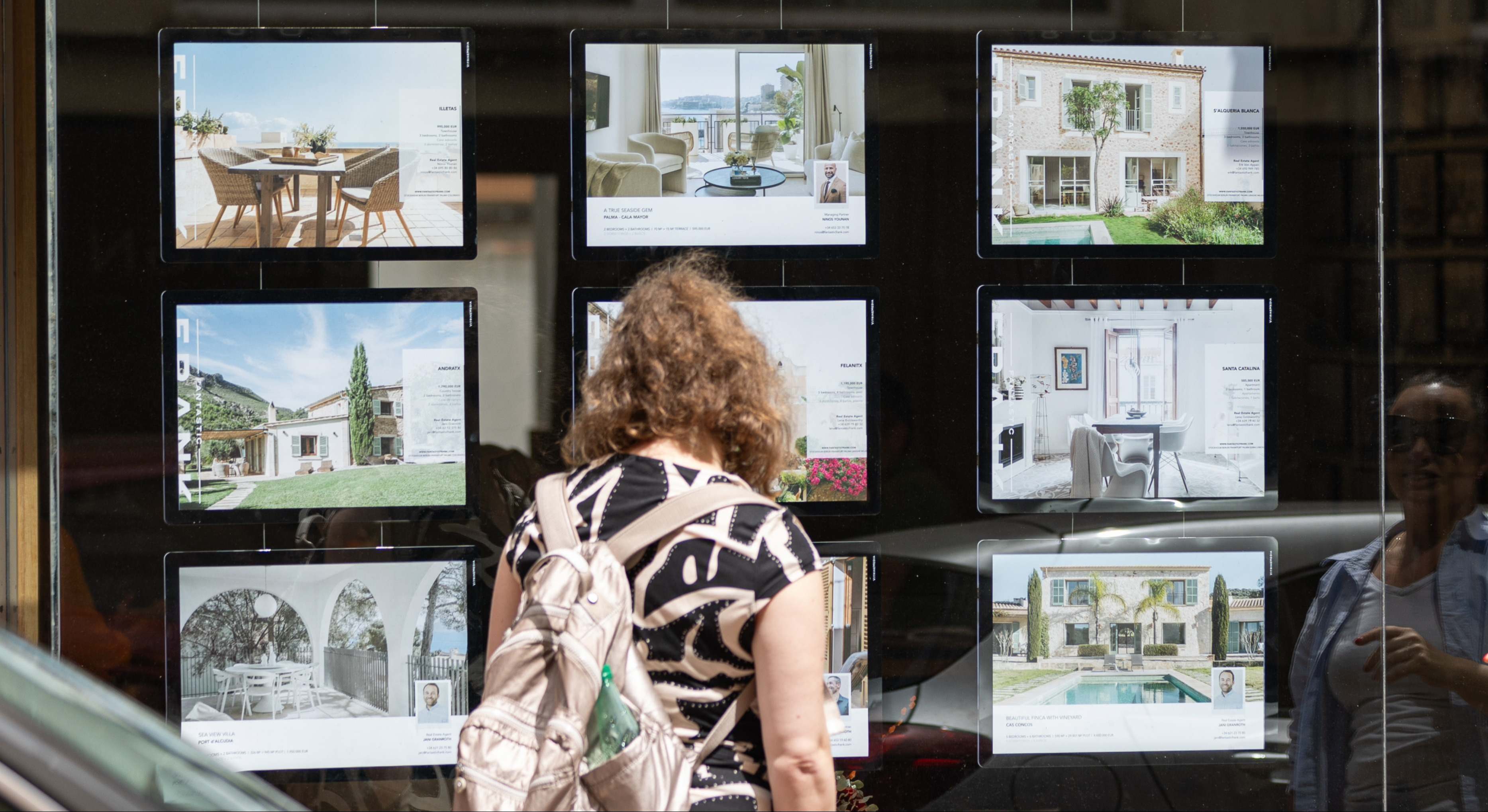 Escaparate de una inmobiliaria con ofertas de pisos a la venta