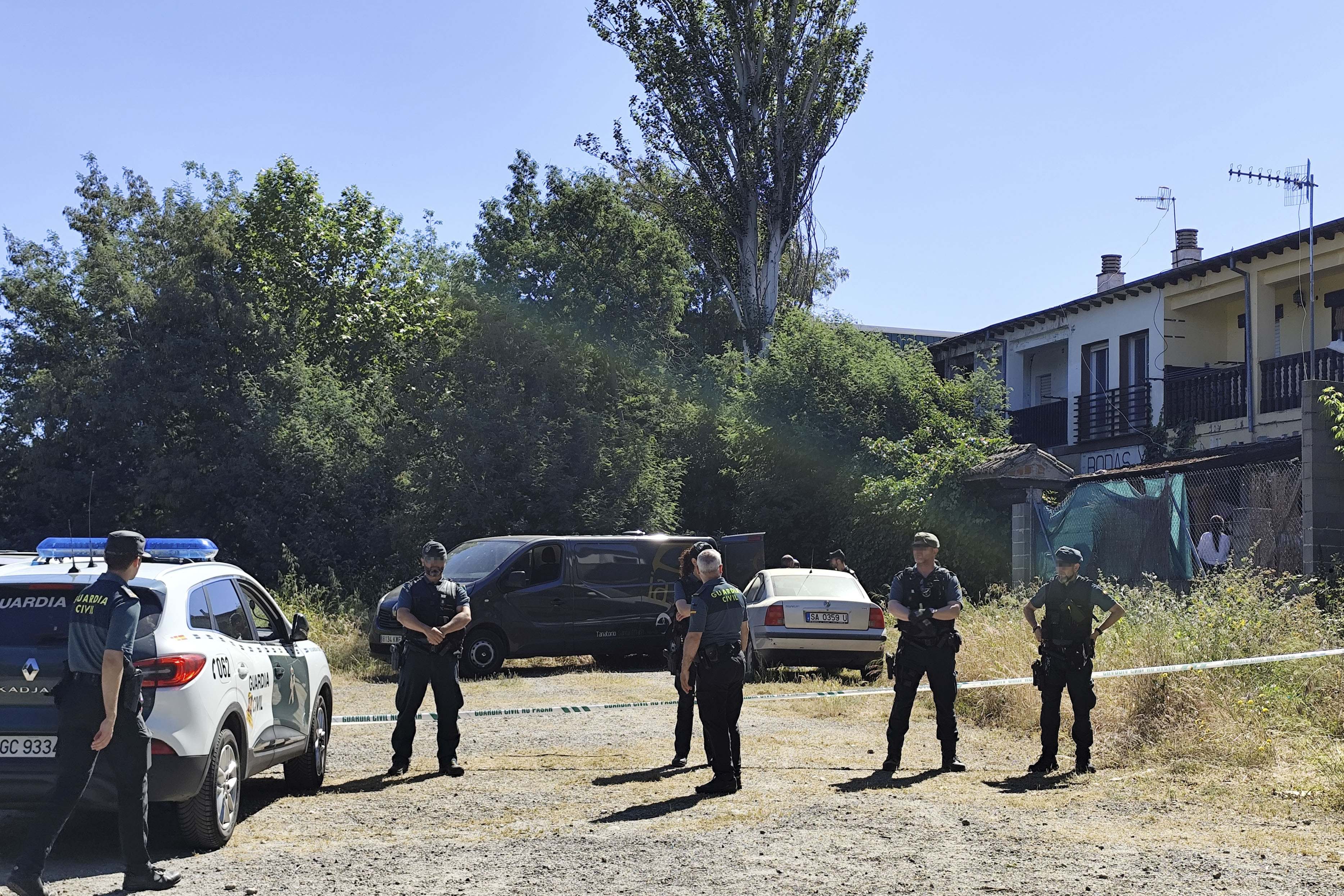 Agentes de la Guardia Civil en el lugar del suceso. EFE