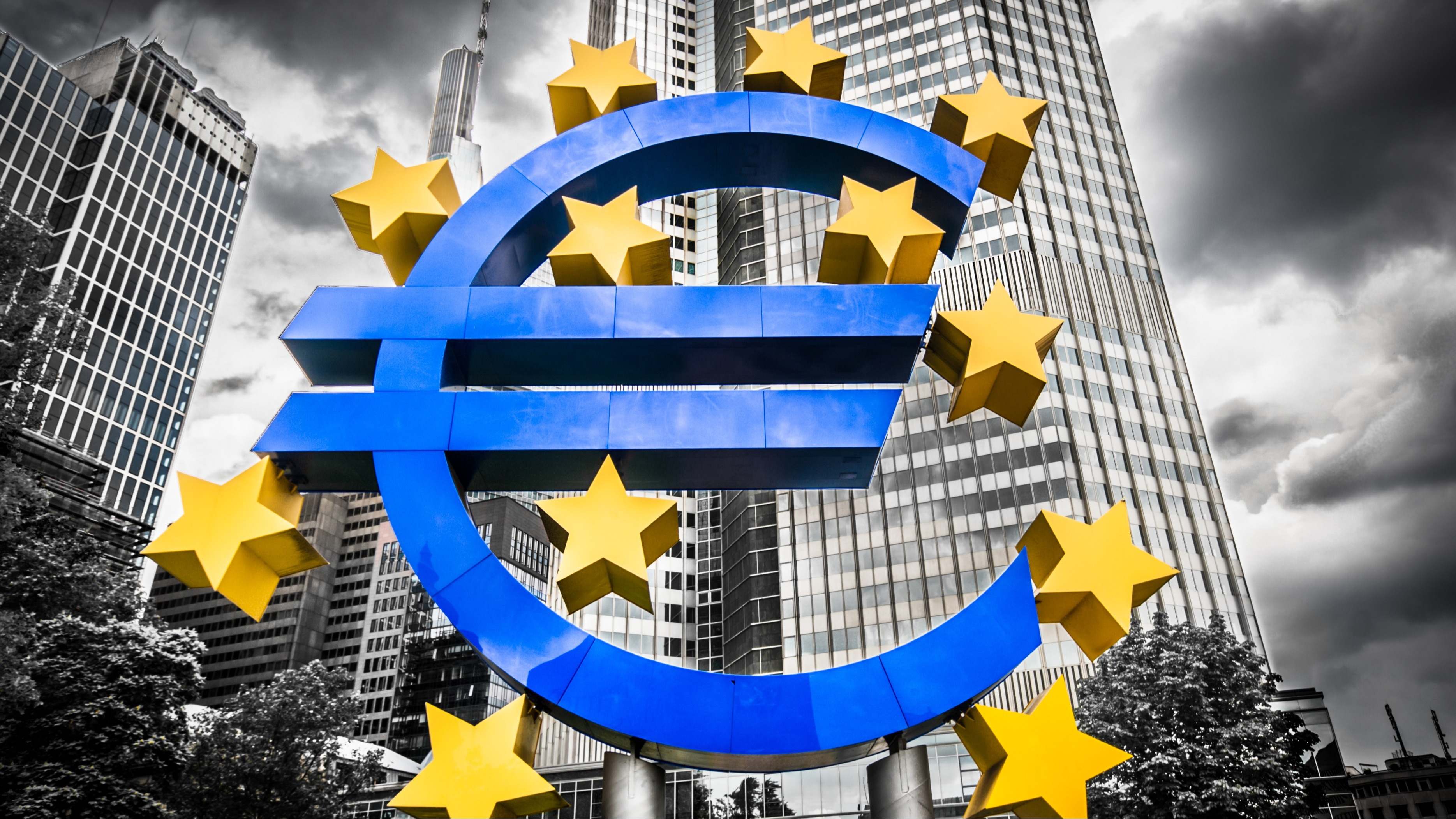 El logo del euro frente al edificio del BCE
