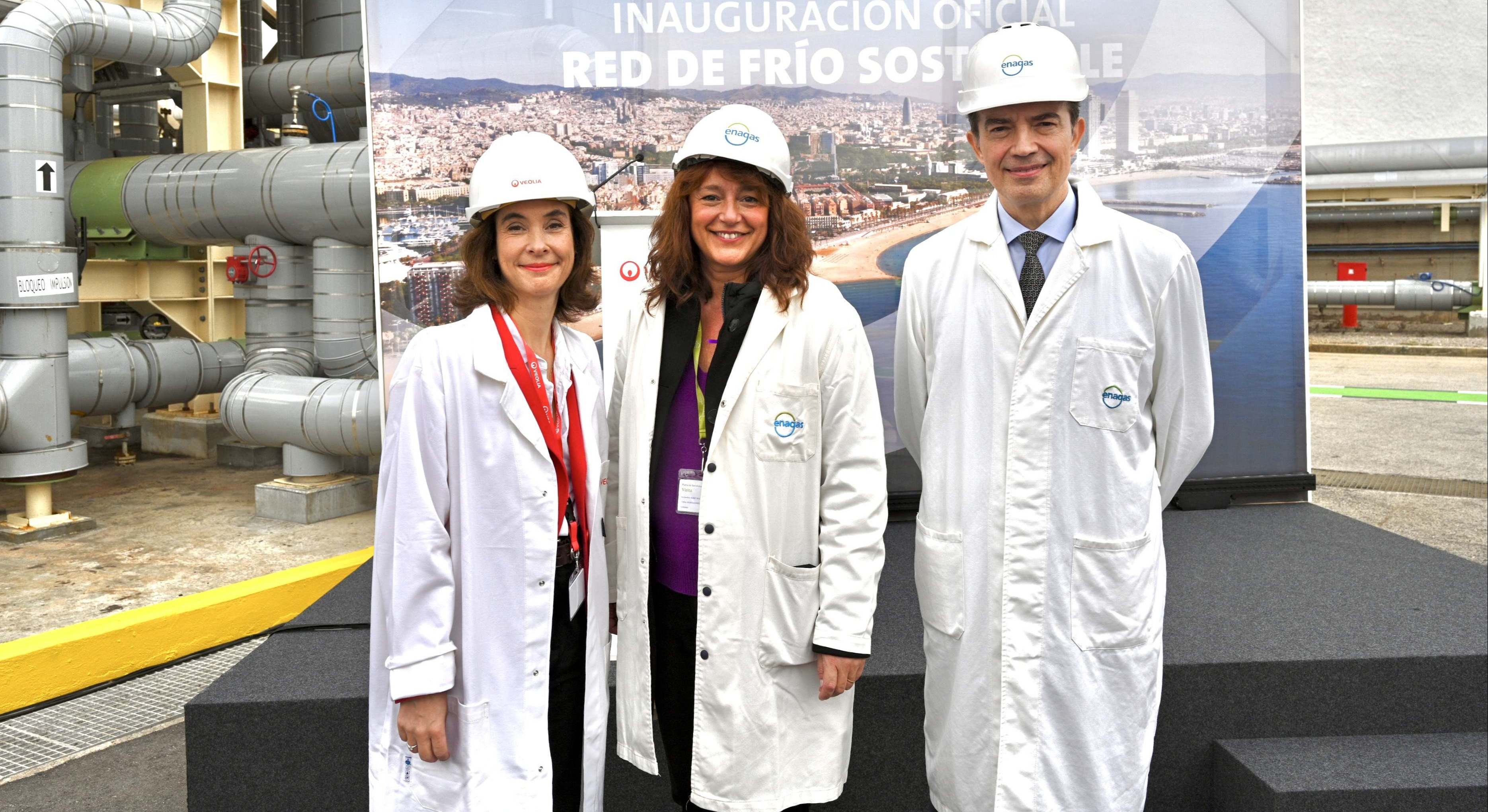 De izquierda a derecha: Estelle Brachlianoff, CEO de Veolia, Laia Bonet, primera teniente de alcaldía del Ayuntamiento de Barcelona, y Arturo Gonzalo, CEO de Enagás. EE