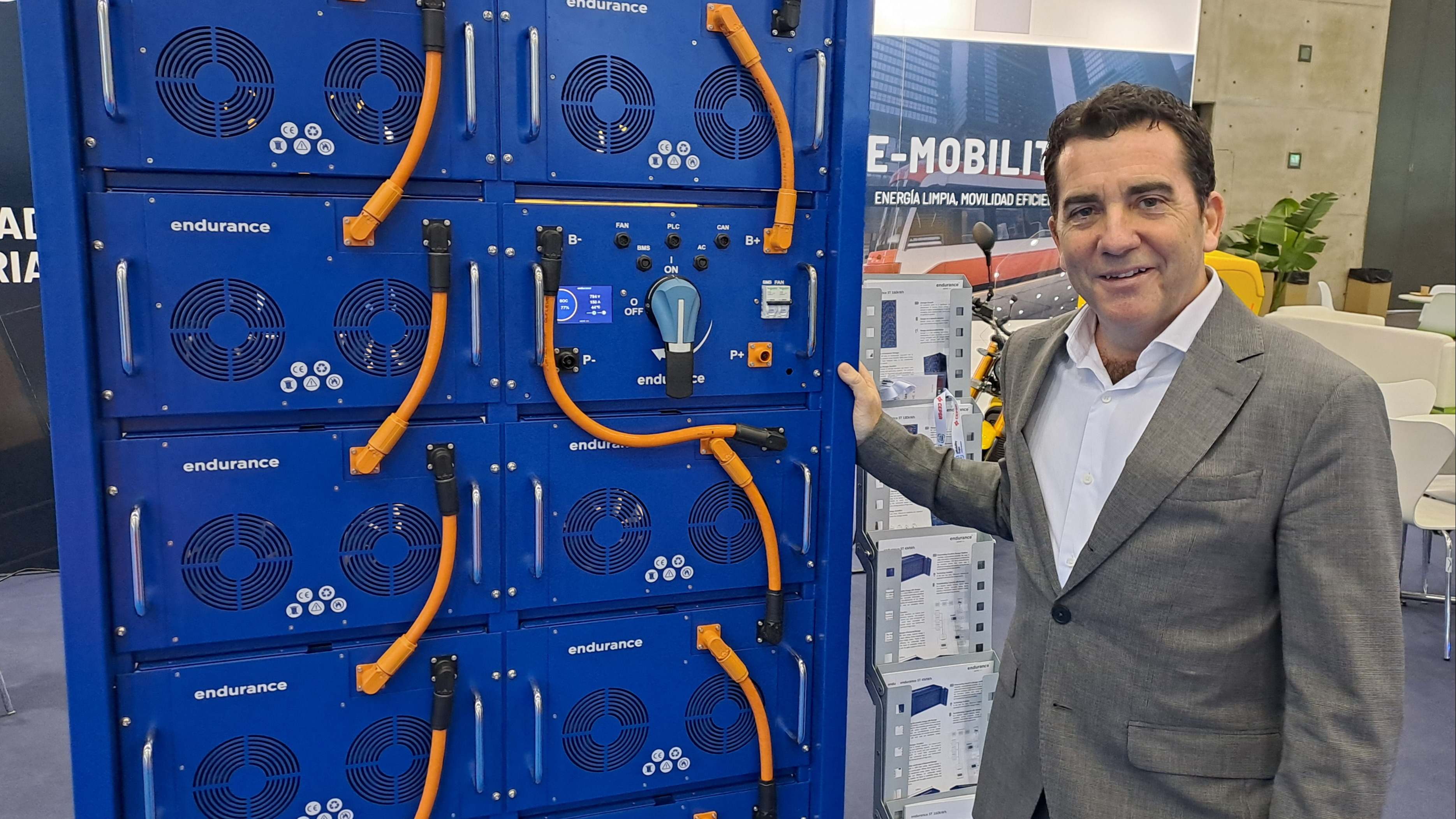 Ander Muelas, presidente de Endurance Motive con las nuevas baterías.