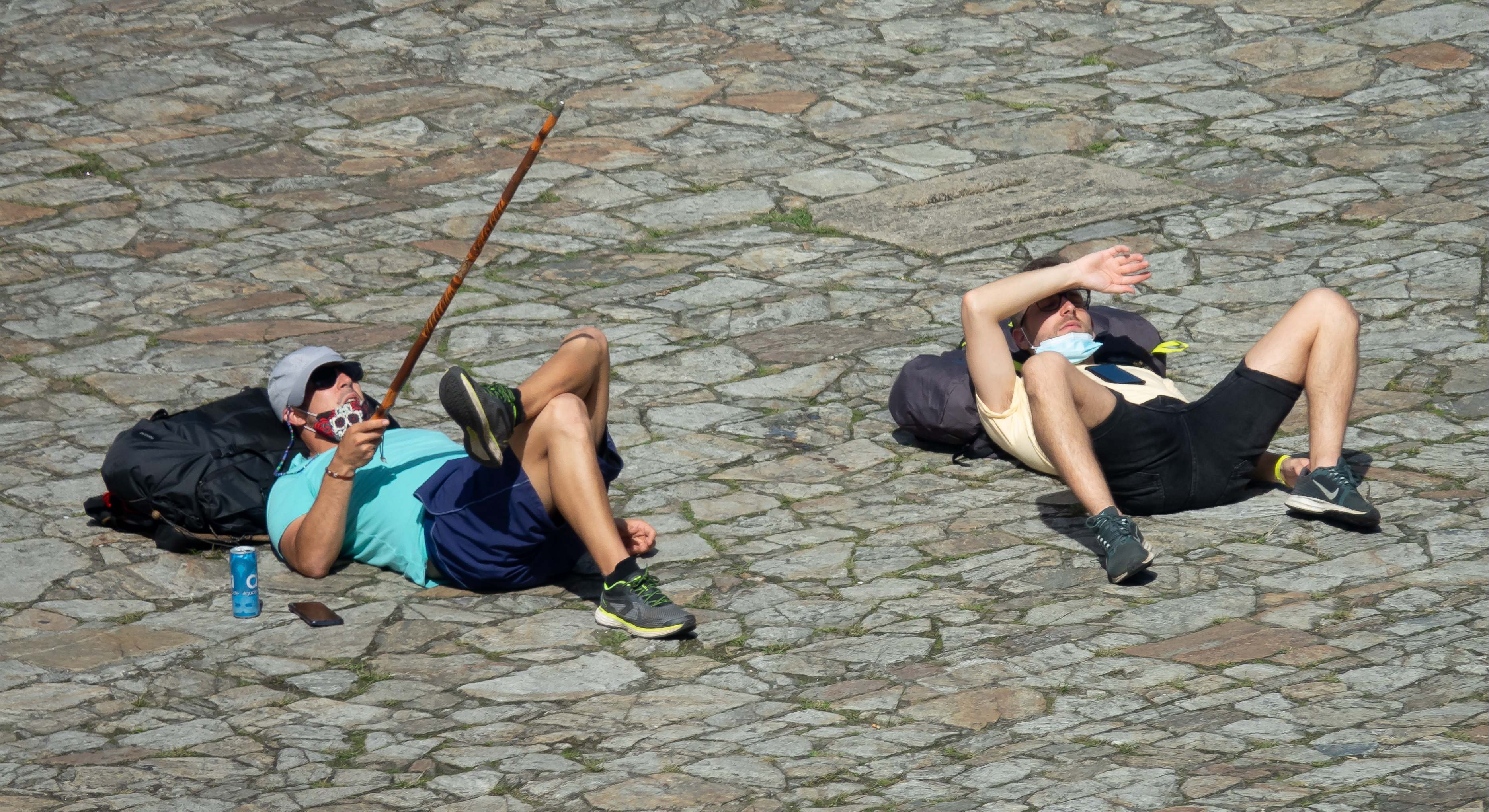 Dos peregrinos del Camino de Santiago en la Plaza del Obradoiro.