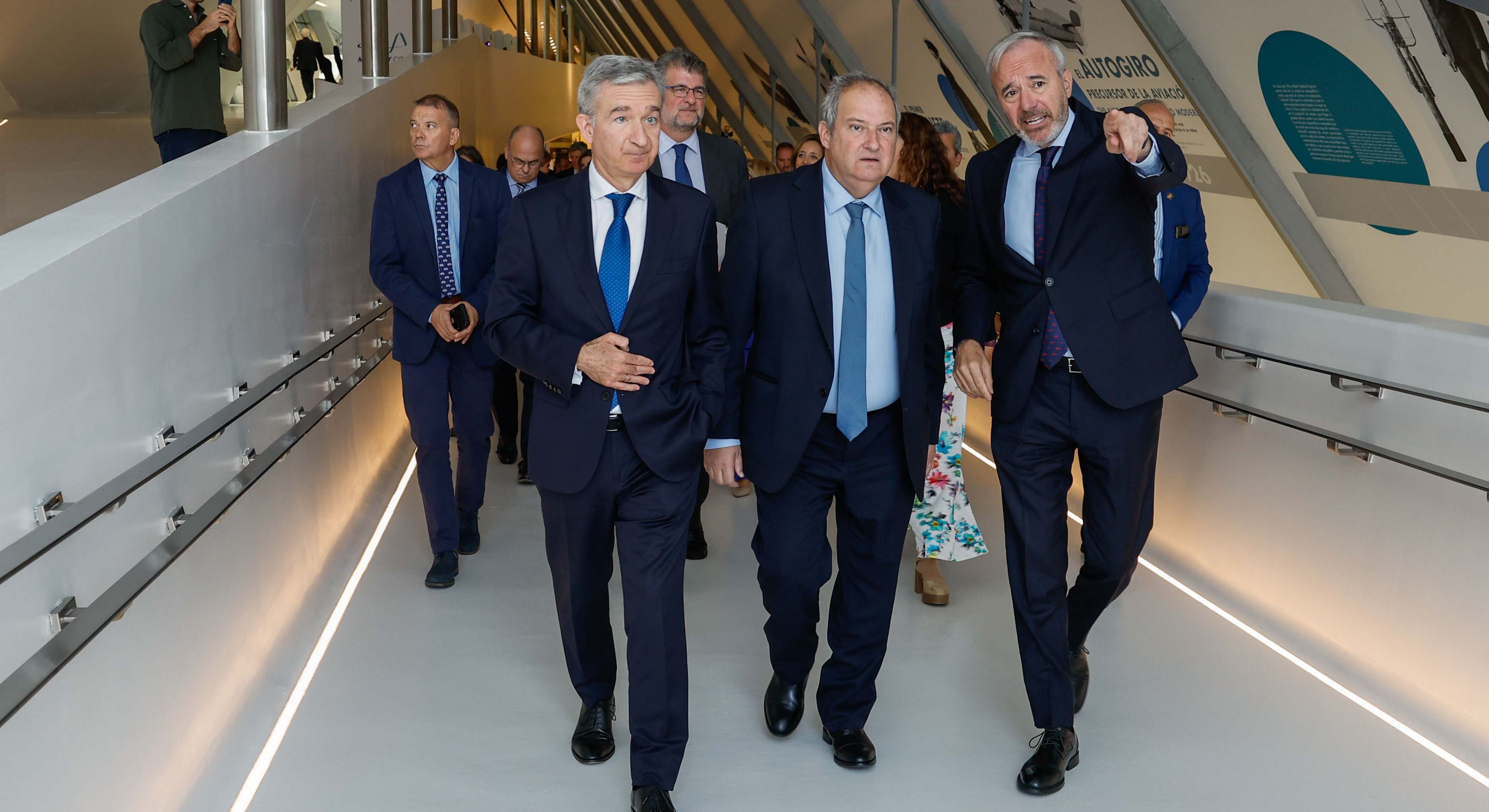 El ministro de Industria y Turismo, Jordi Hereu (c); el presidente de Aragón, Jorge Azcón (d), y el consejero delegado de Ibercaja, Victor Iglesias (i) a su llegada a la , en la que se entregarán los IV Premios Impulso a la Innovación en Movilidad Sosten