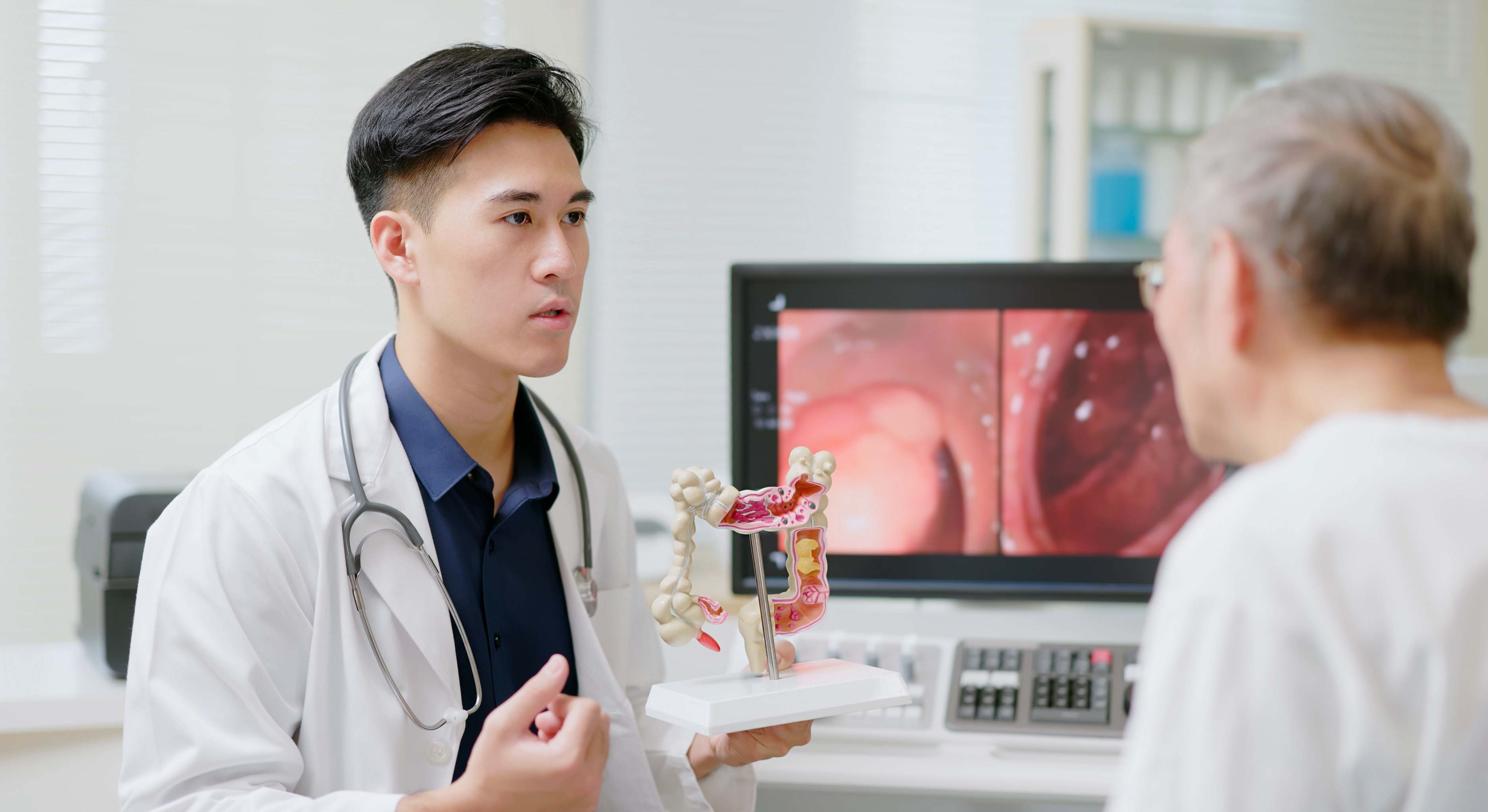 Médico dando una explicación a un paciente