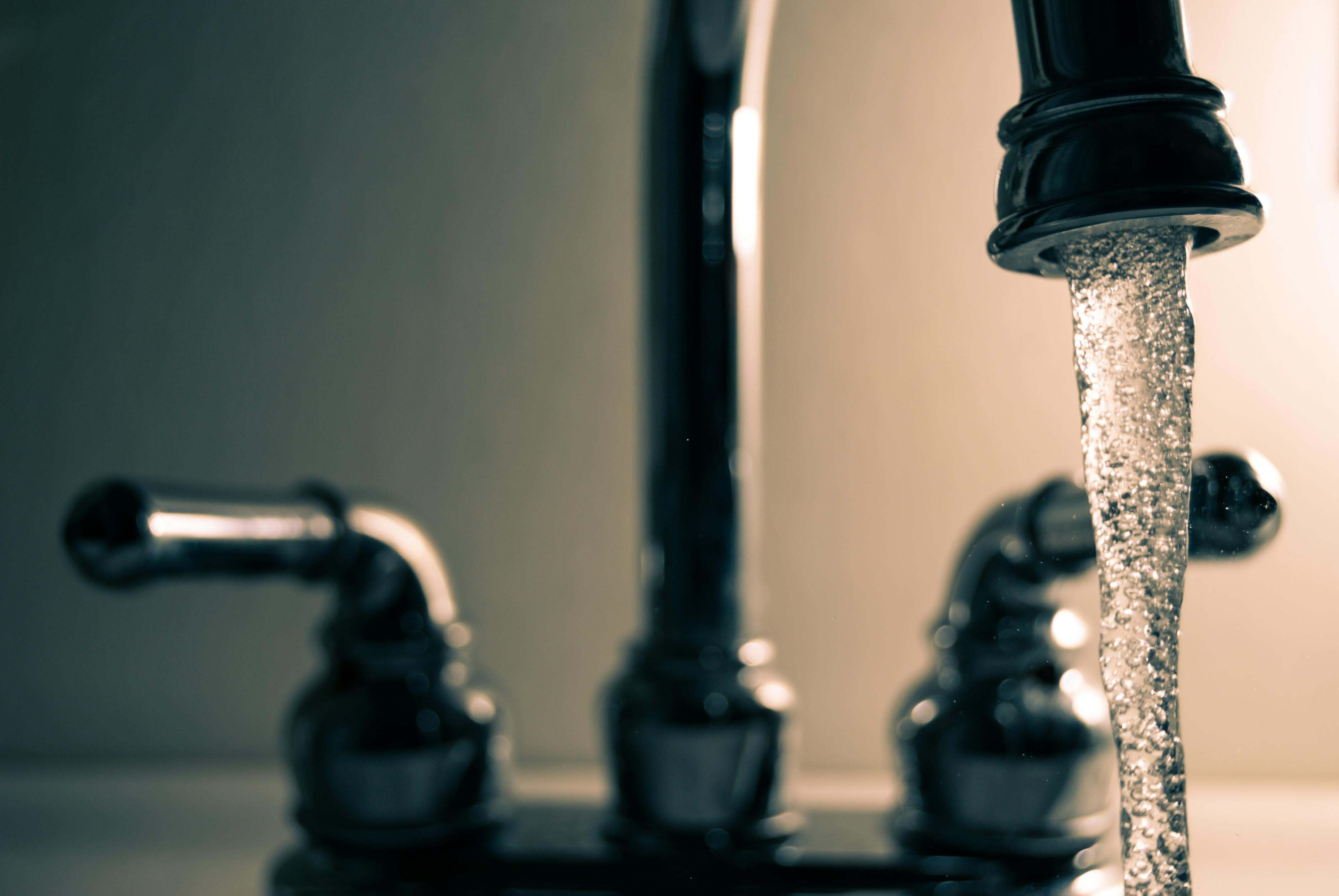 El agua potable es el agua apta para consumo humano