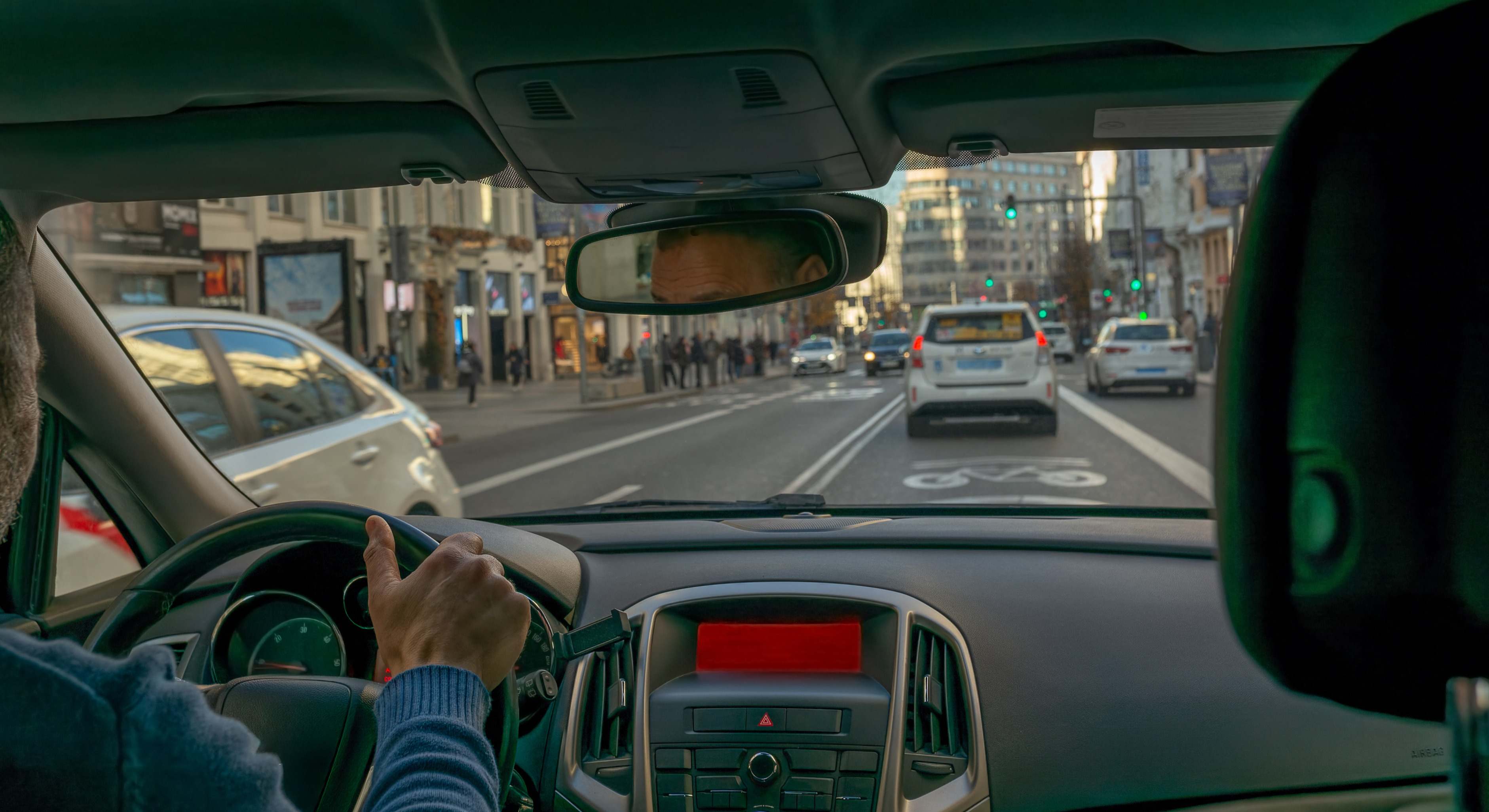 Conduciendo por la Gran Vía de Madrid en una mañana de invierno