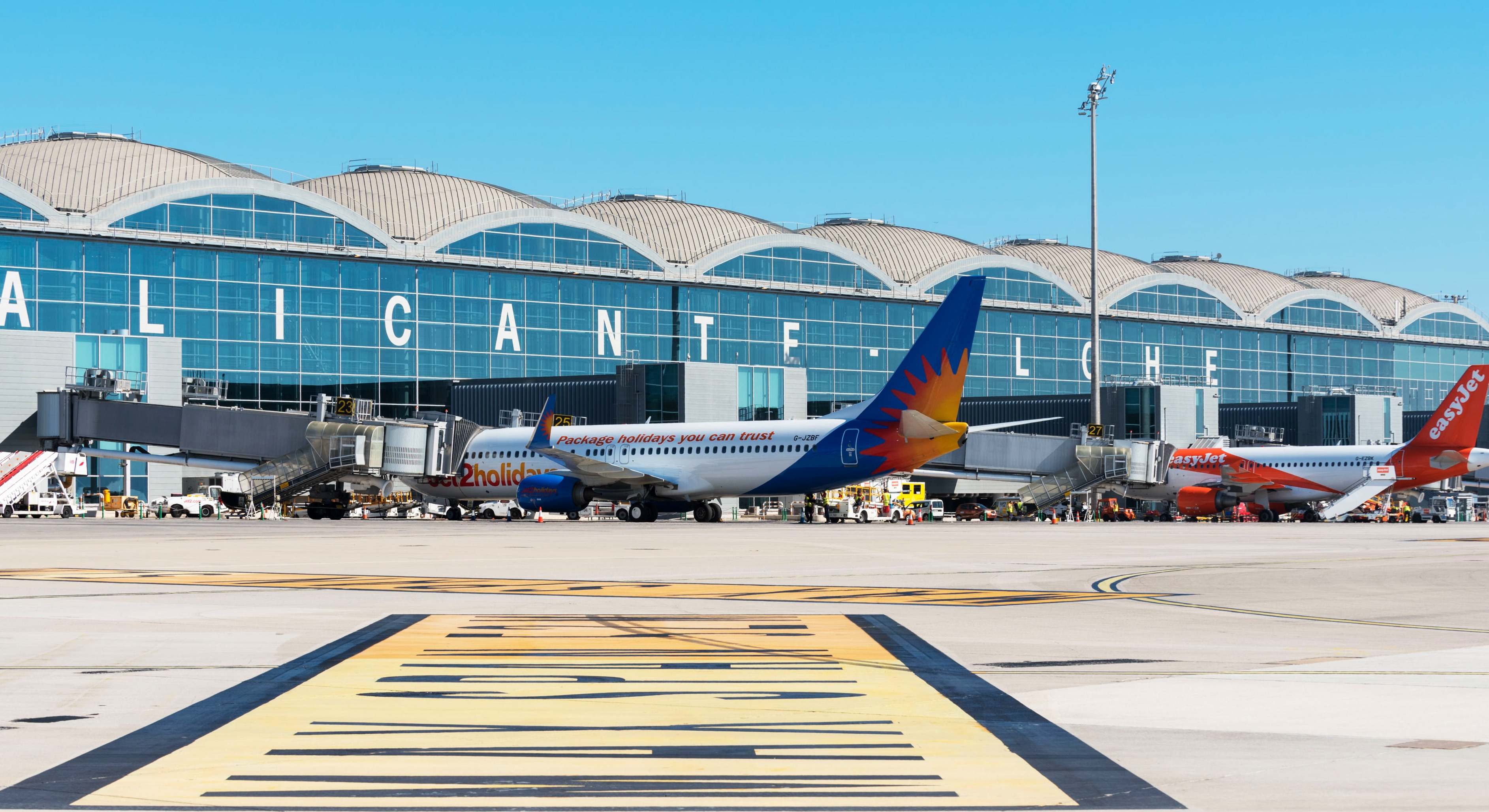 Aviones en el aeropuerto de Alicante.