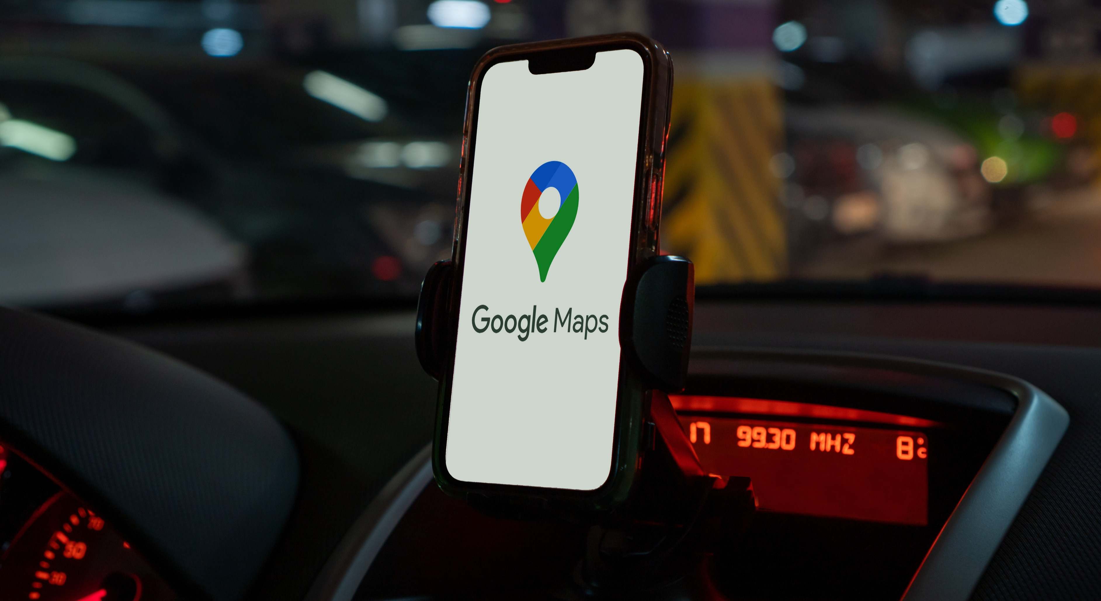 Google Maps en una pantalla de un móvil en un coche