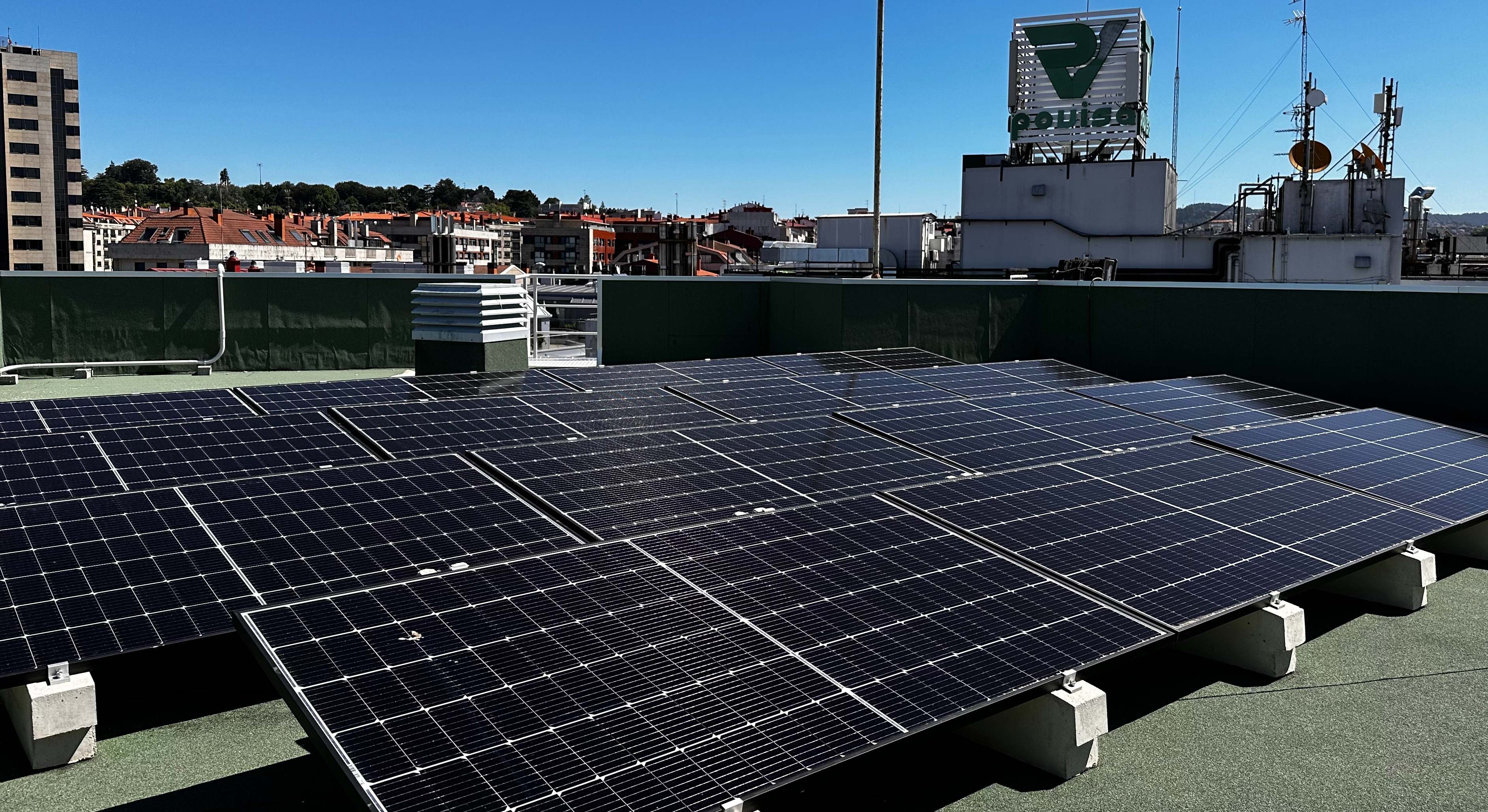 Paneles solares en el hospital Povisa de Vigo.