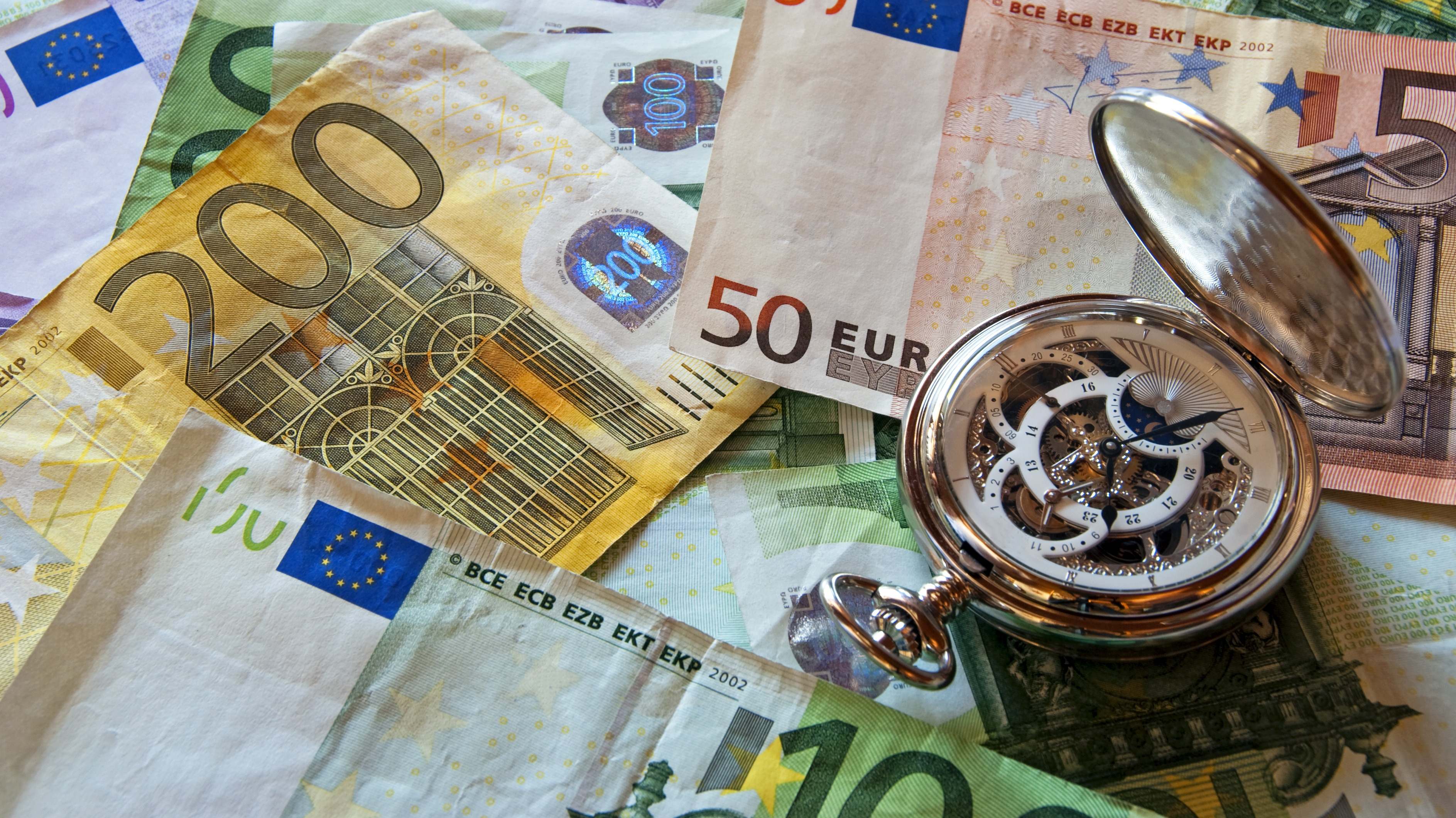 Brújula sobre billetes de euro.
