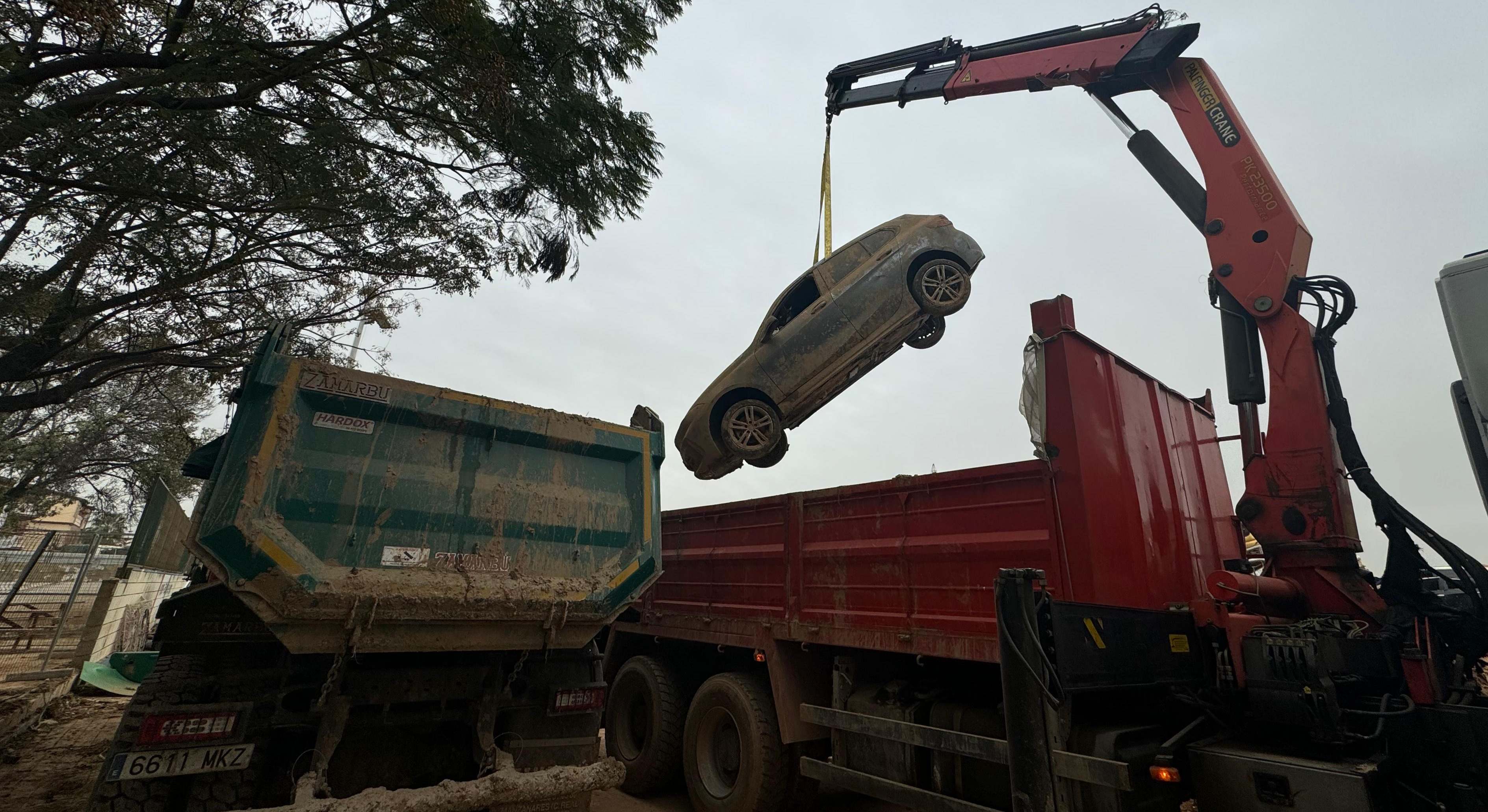 Trabajos de retirada de vehículos destrozados por la DANA
