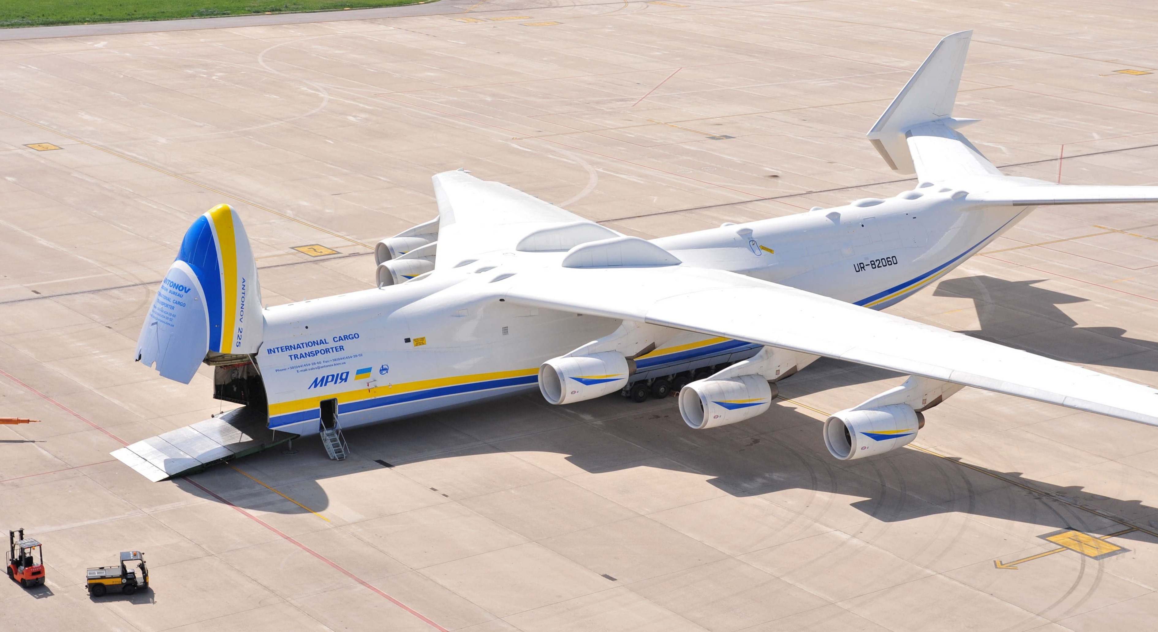 Una avión de transporte de mercancías.