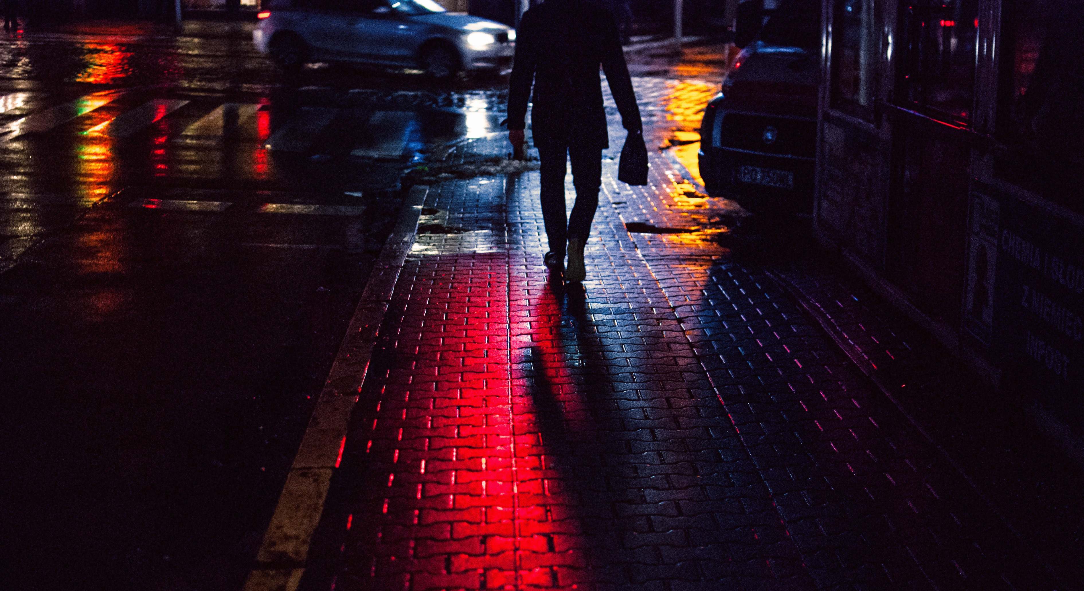 Hombre andando de noche
