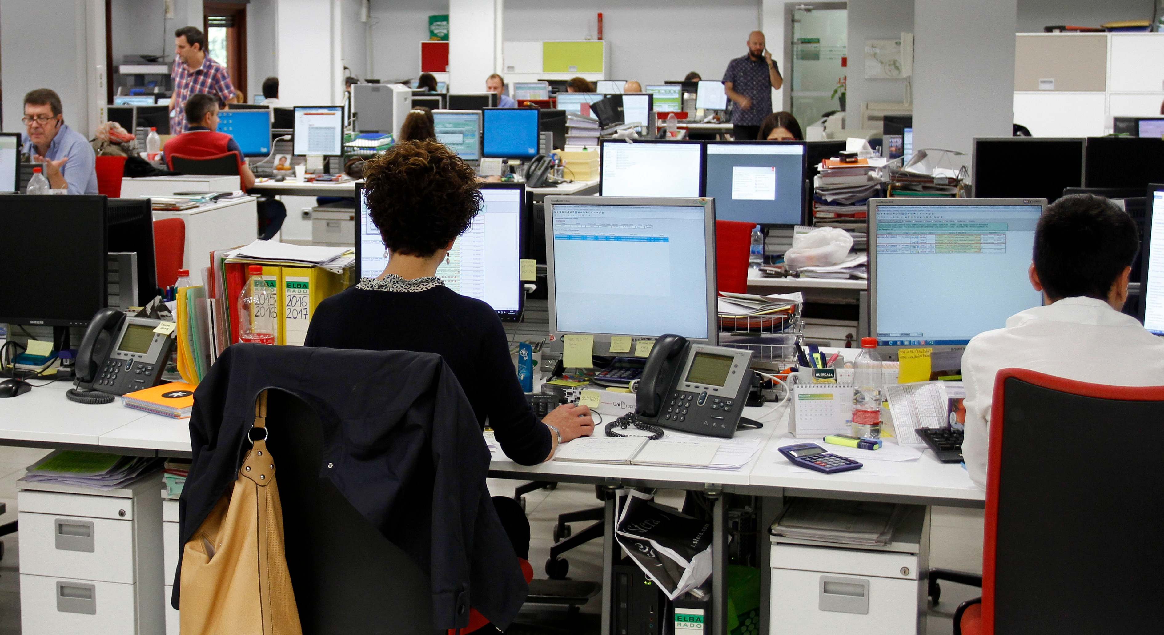 Vista de empleados en una oficina