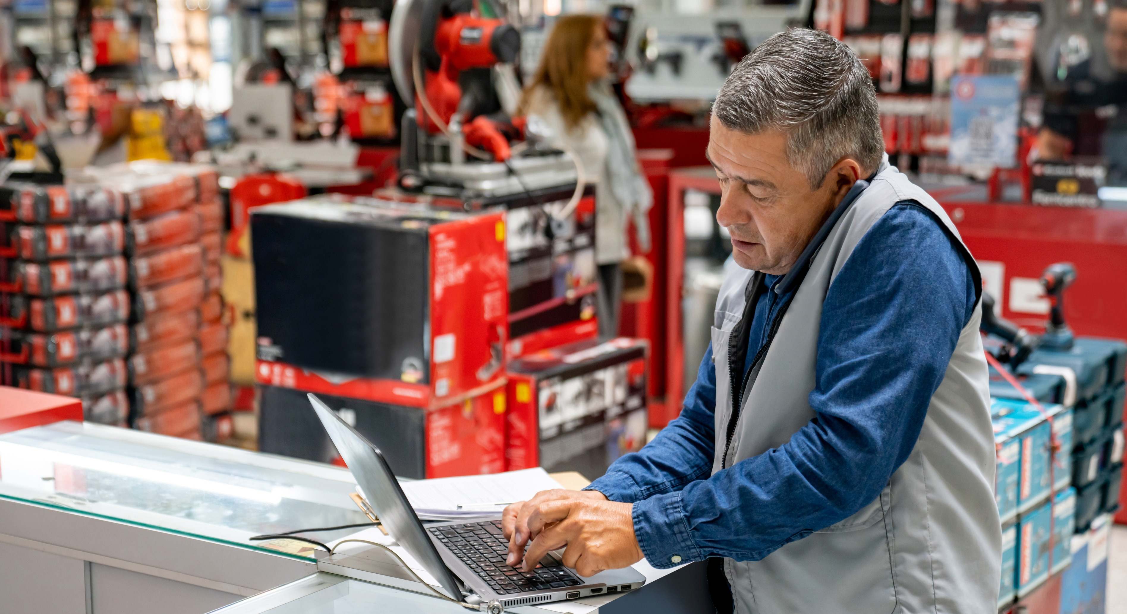 Hombre en una tienda de bricolaje. / Foto: iStock