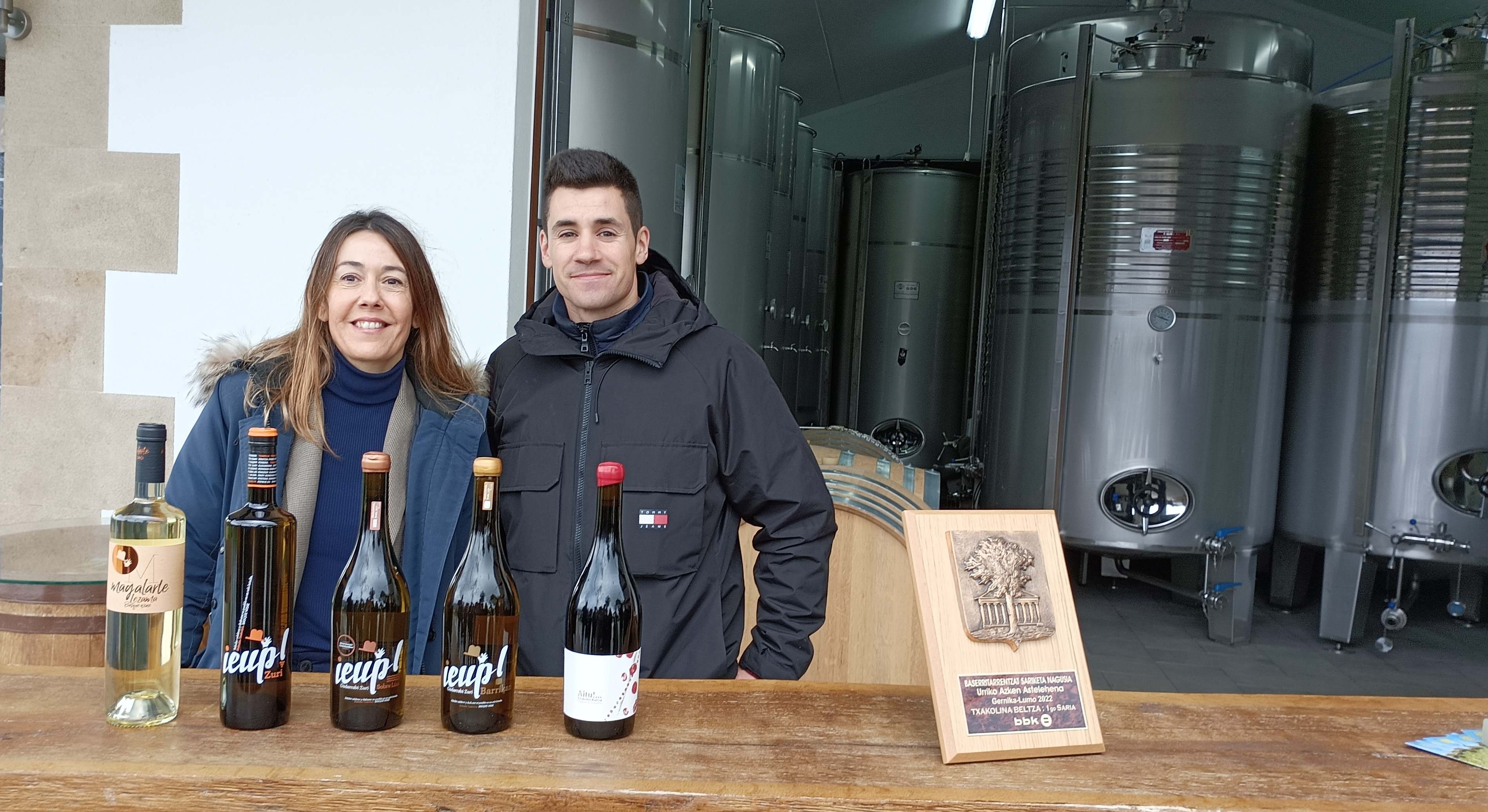 Nora Sarasola, BBK, y Andoni Aretxabaleta, bodeguero.