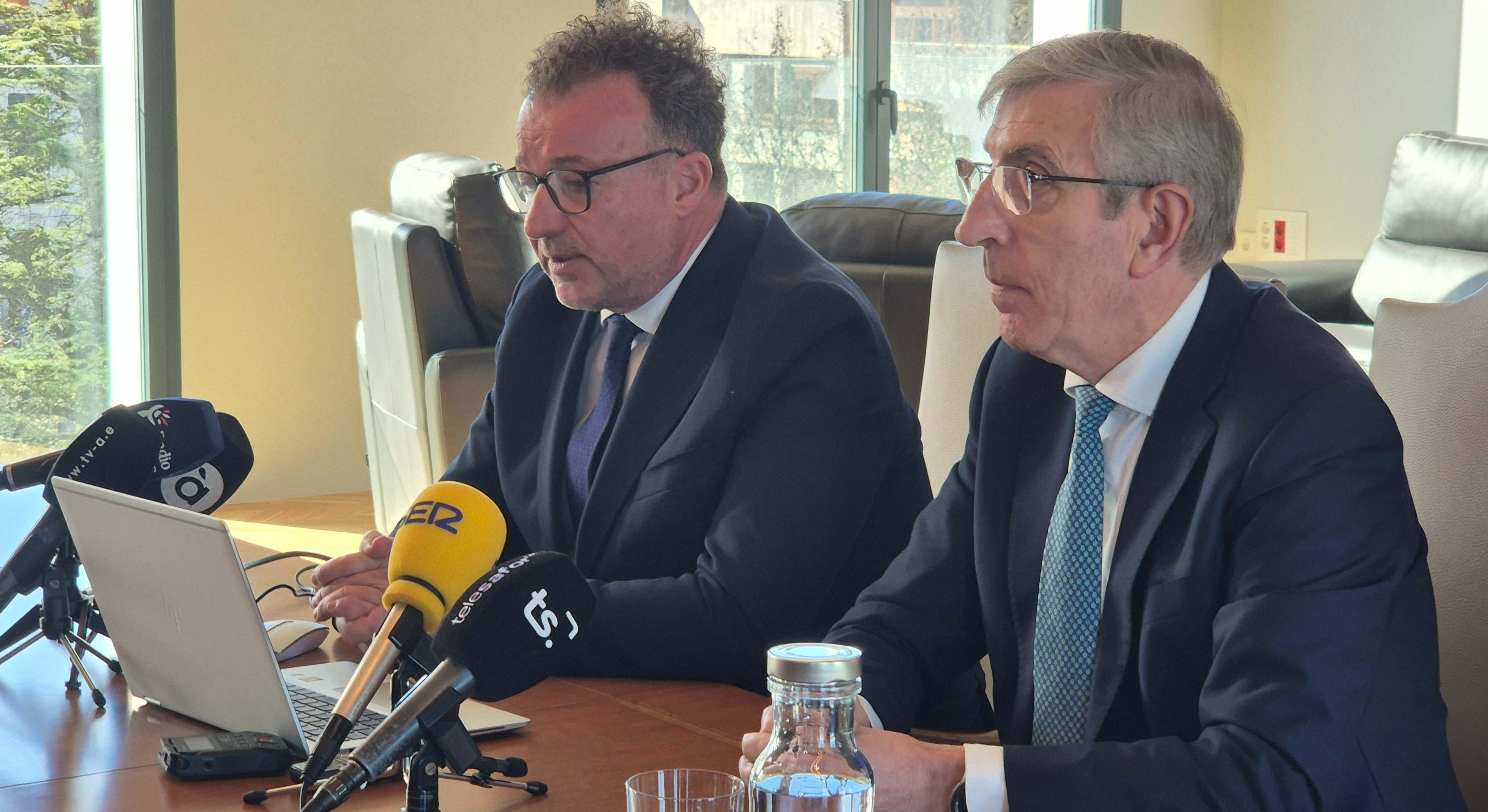 Jose Pla, y el director general de Caixa Ontinyent, Vicente Penadés