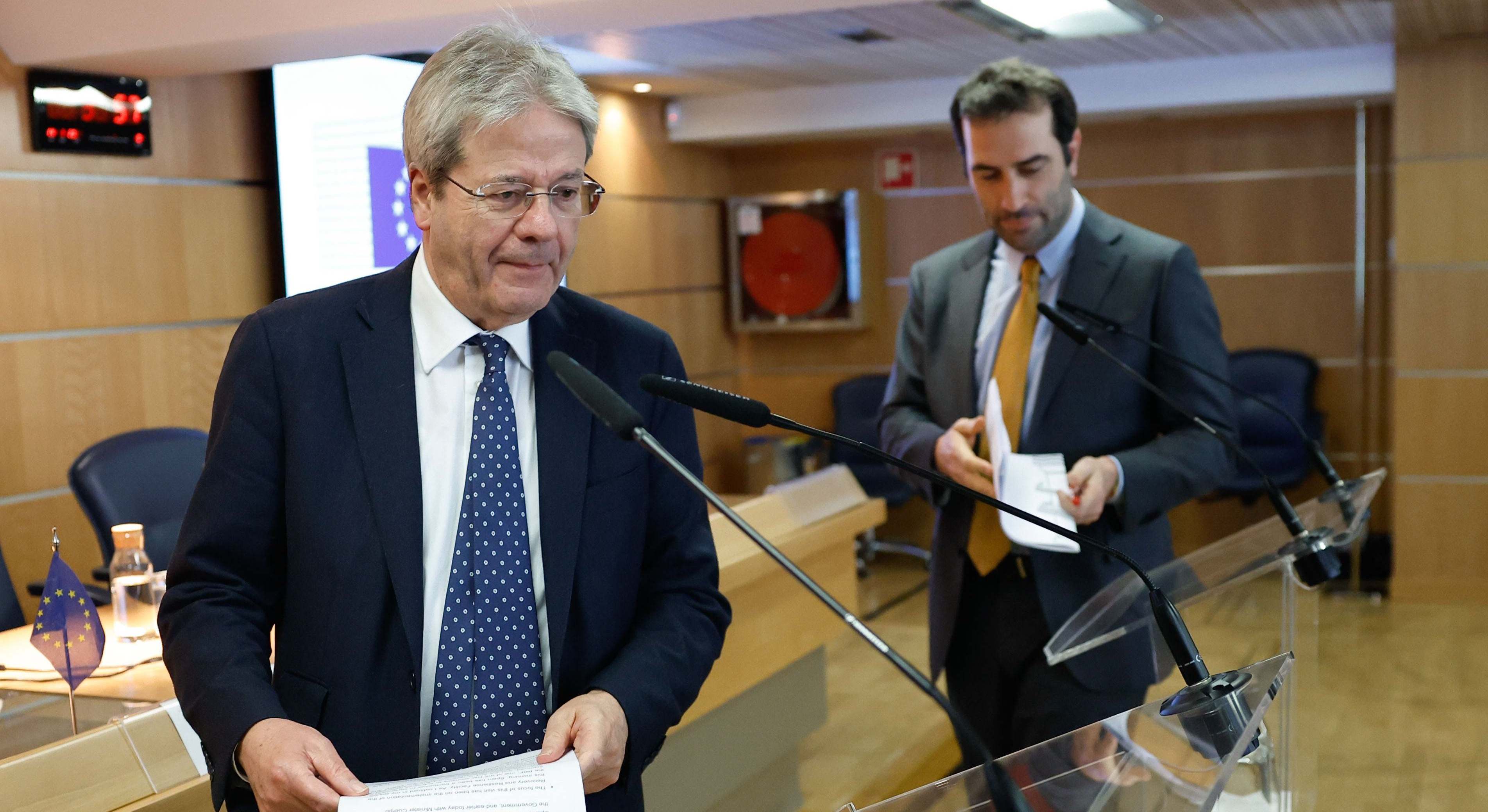 El comisario de Economía, Paolo Gentiloni, y el ministro de Economía, Carlos Cuerpo.