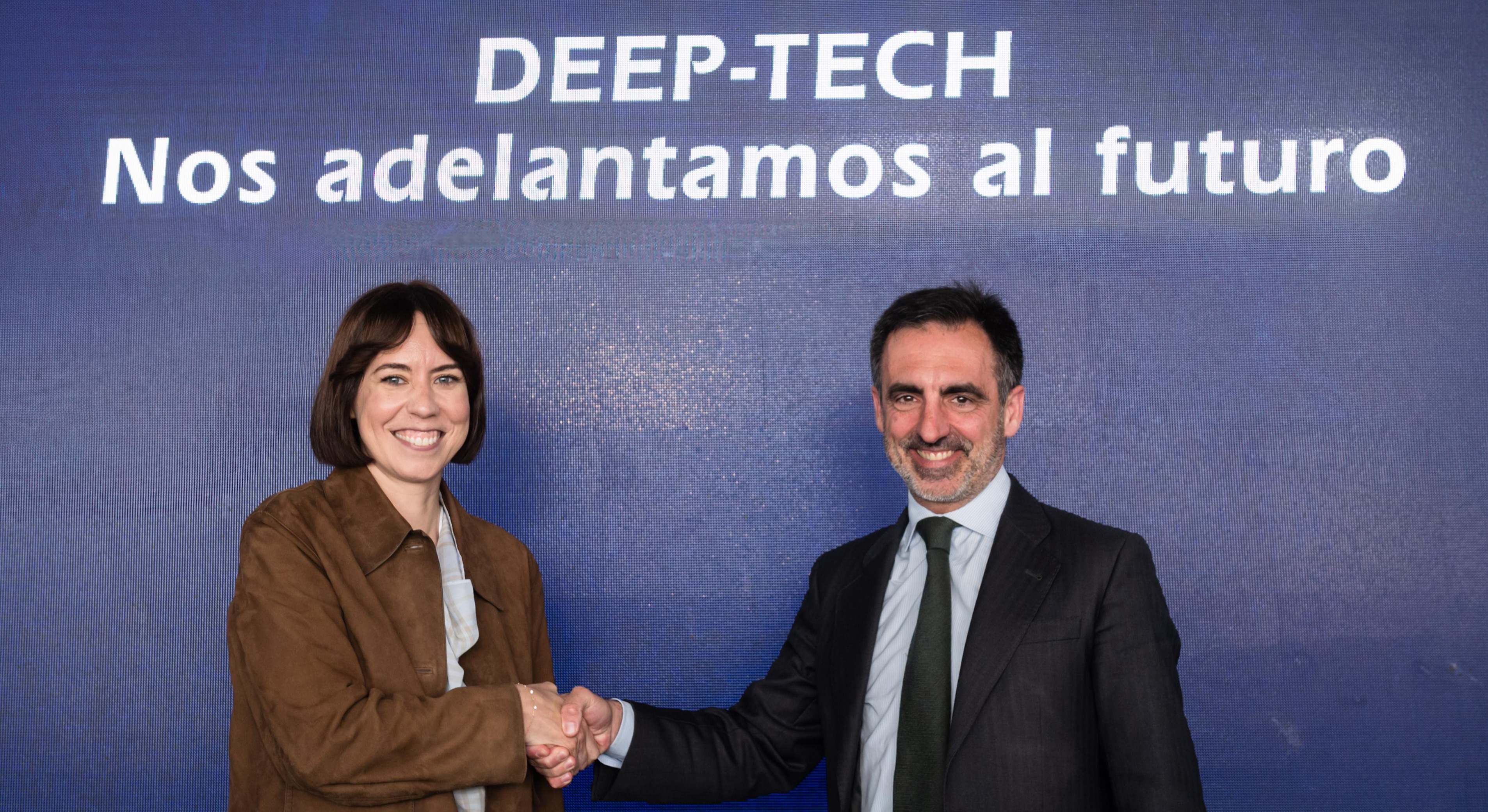 Dian Morant en la firma del acuerdo con el FEI en Valencia.