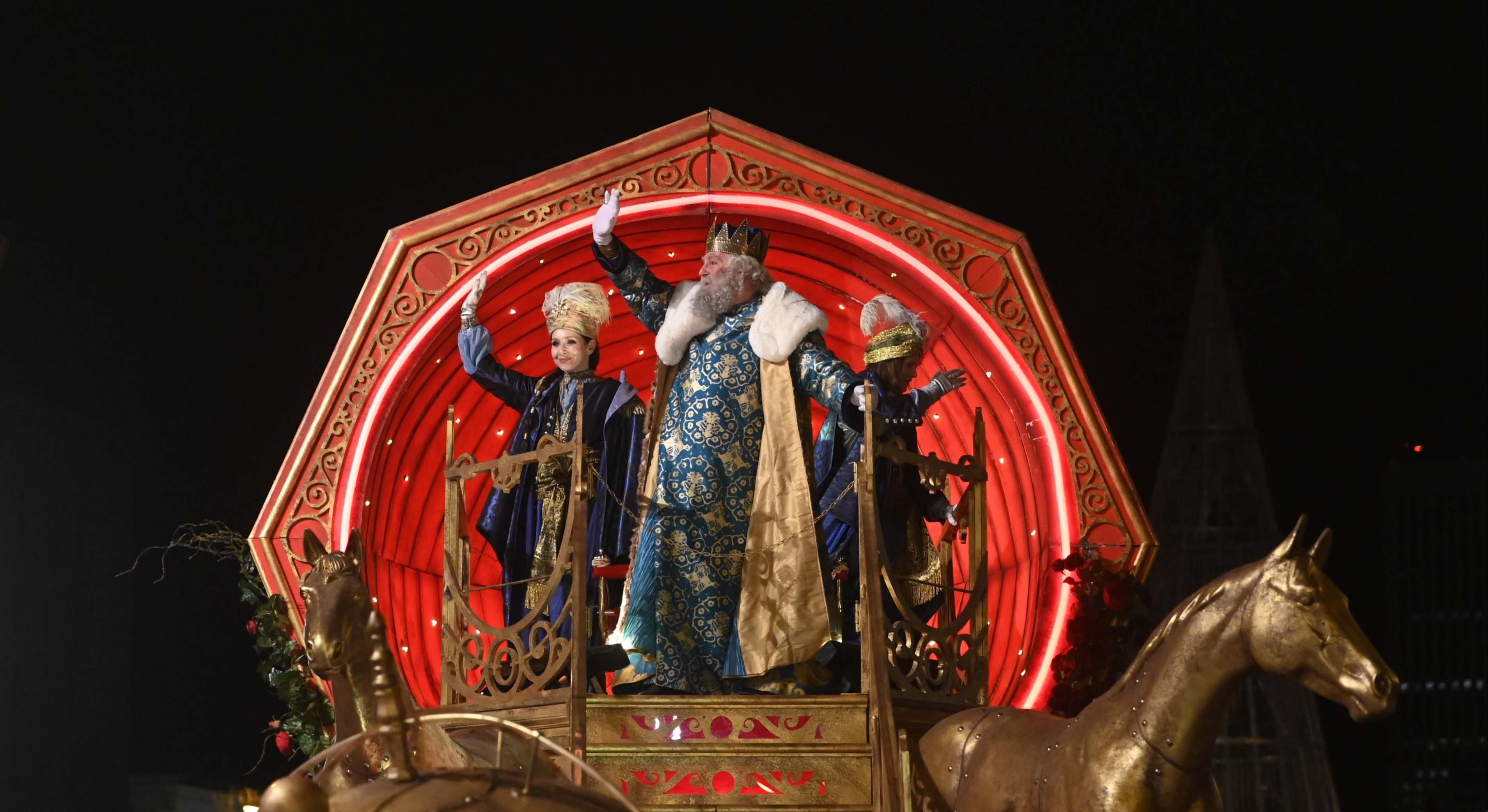 El Rey Melchor saluda a los niños durante la cabalgata, a 5 de enero de 2024, en Madrid (España)