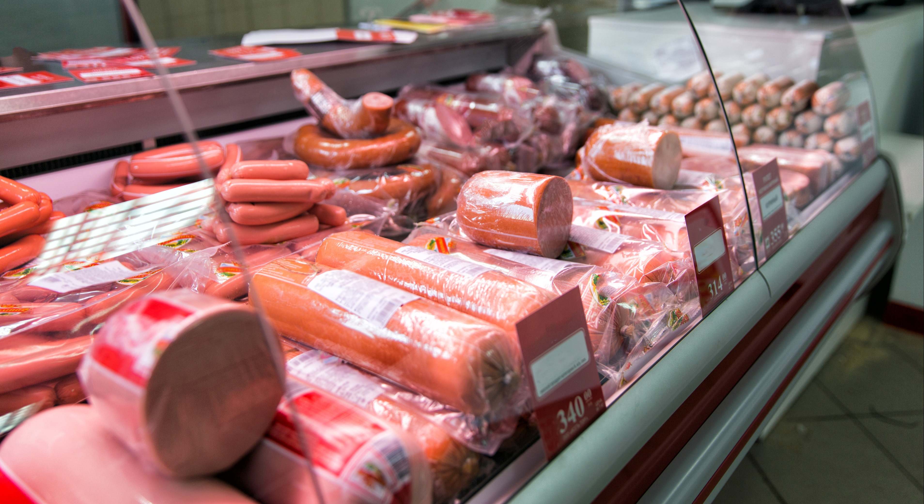 Estantes frigoríficos con diferentes productos cárnicos