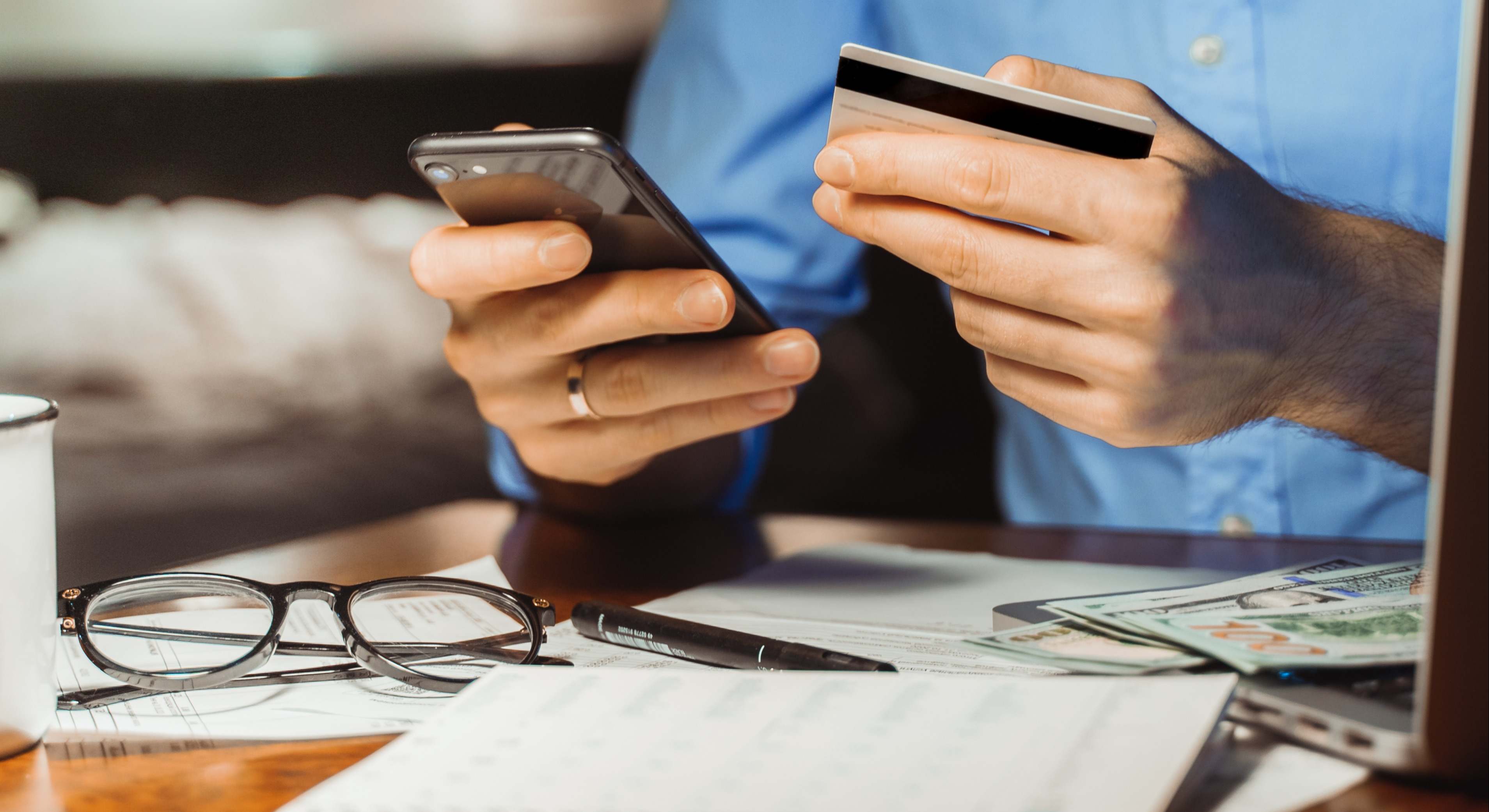Autónomo gestiona sus cuentas bancarias. / Foto: Dreamstime
